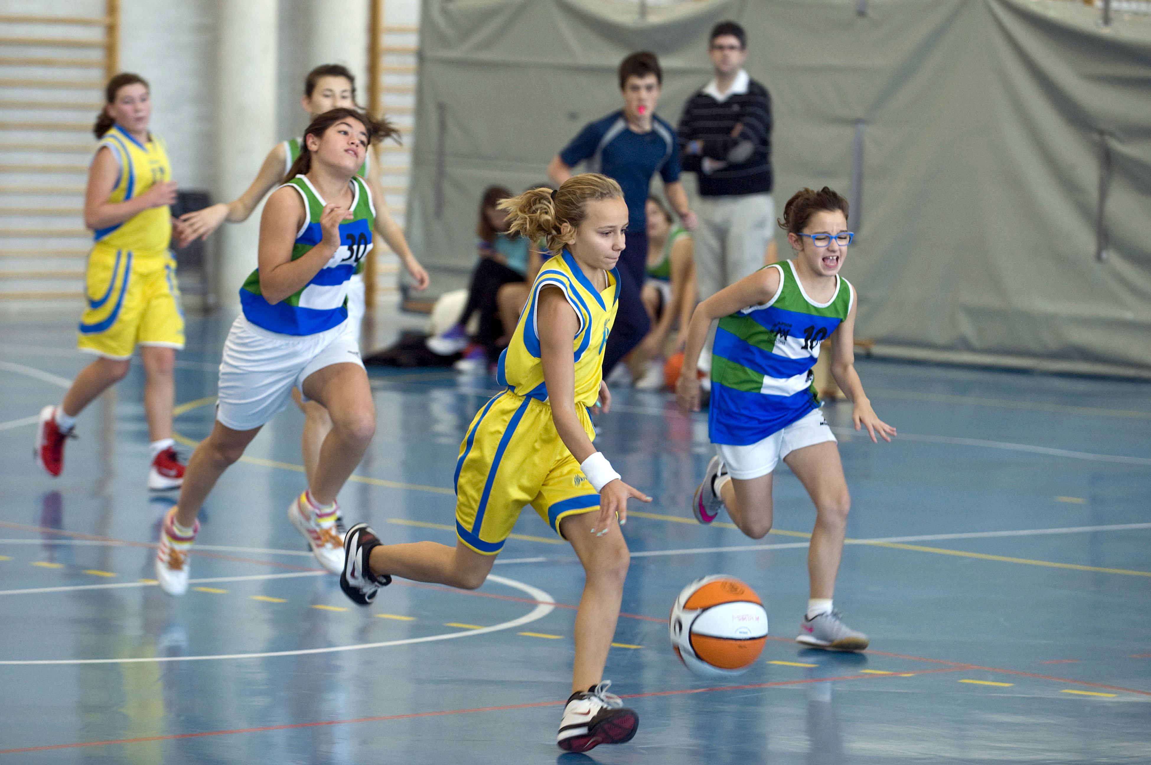 Grupo de jóvenes federados juega a baloncesto.