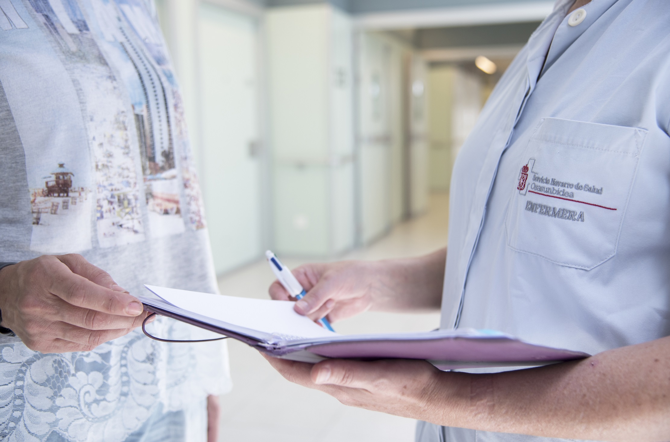 Imagen del artículo El Gobierno de Navarra crea por primera vez en el Servicio Navarro de Salud - Osasunbidea cuatro plazas de especialista en Enfermería Familiar y Comunitaria  

Estas plazas, que suponen un hito, están vinculadas a la estrategia comunitaria y preventiva desarrollada por Atención Primaria y el ISPLN   	 		 		30/04/2025 		    		 			 			 				 						 							camera_alt