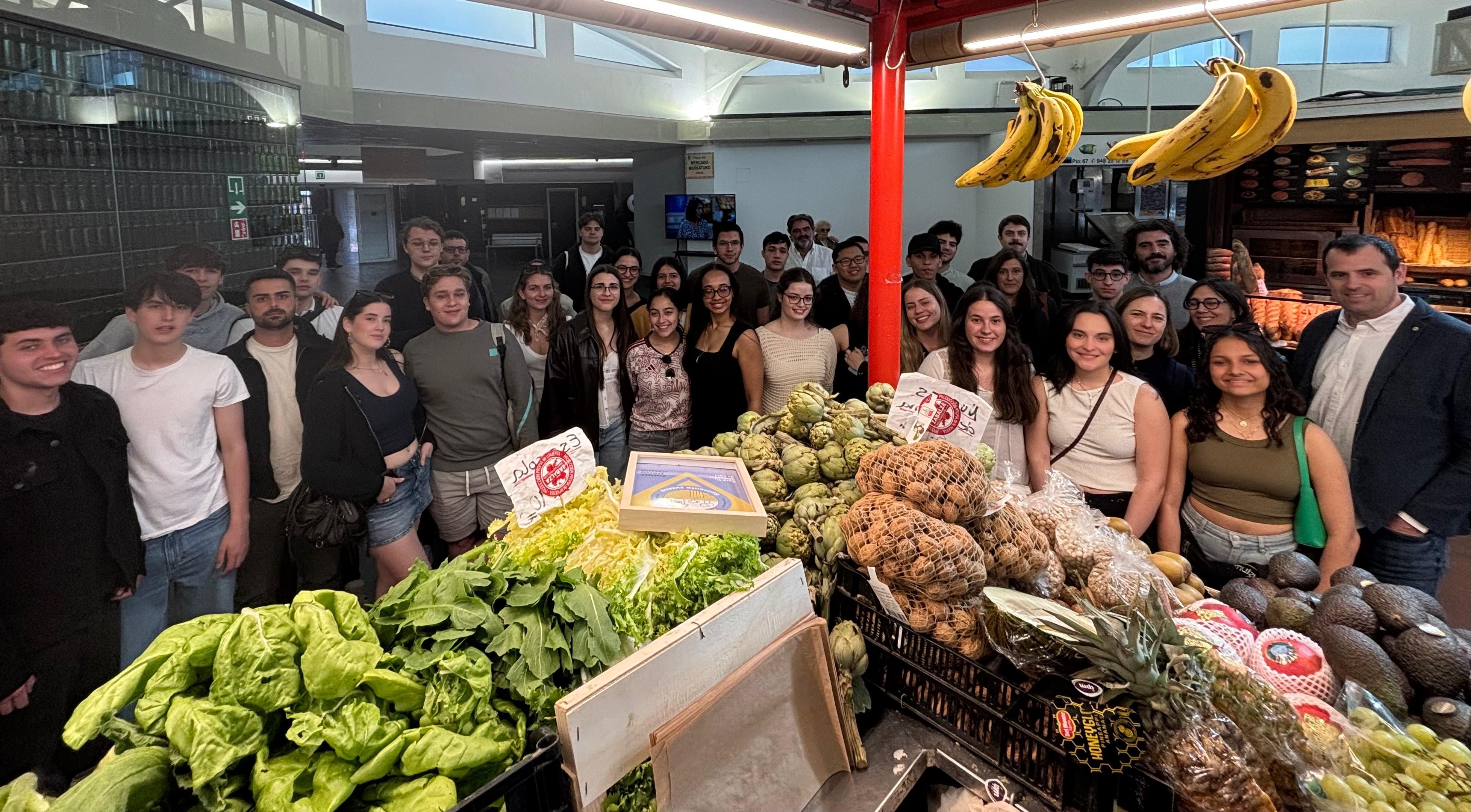 Imagen del artículo Estudiantes del Basque Culinary Center se adentran en el Mercado del Ensanche de Pamplona para conocer el producto local navarro y poder incorporarlo a la cocina mundial 

Es una de las paradas de su viaje de aprendizaje de dos días por Navarra, donde también han visitado distintas explotaciones agrarias, empresas elaboradoras y conserveras y centros de restauración   	 		 		30/04/2025 		    		 			 			 				 						 							camera_alt