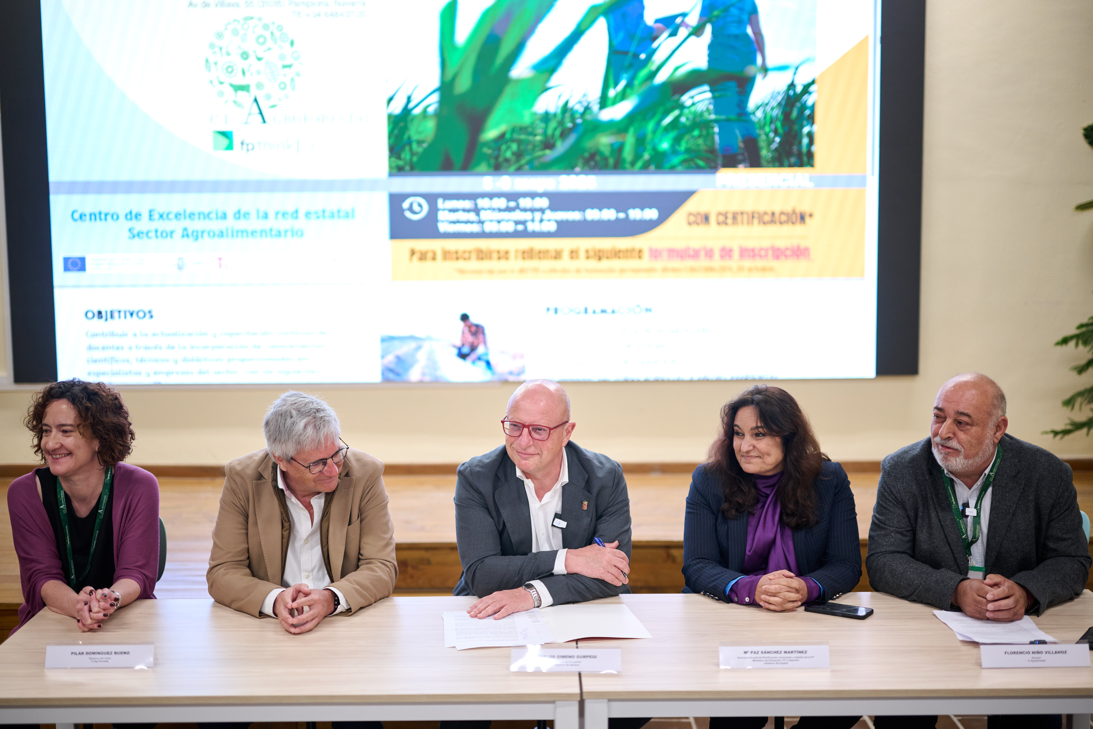 Imagen del artículo El consejero Gimeno participa en la inauguración de la cumbre de centros de excelencia de FP sobre transformación digital y tecnología disruptiva en la formación agroalimentaria 

Profesionales docentes de 20 provincias españolas se forman desde hoy en el CI Agroforestal, centro de referencia nacional en el sector Agroalimentario   	 		 		05/05/2025 		    		 			 			 				 						 							camera_alt