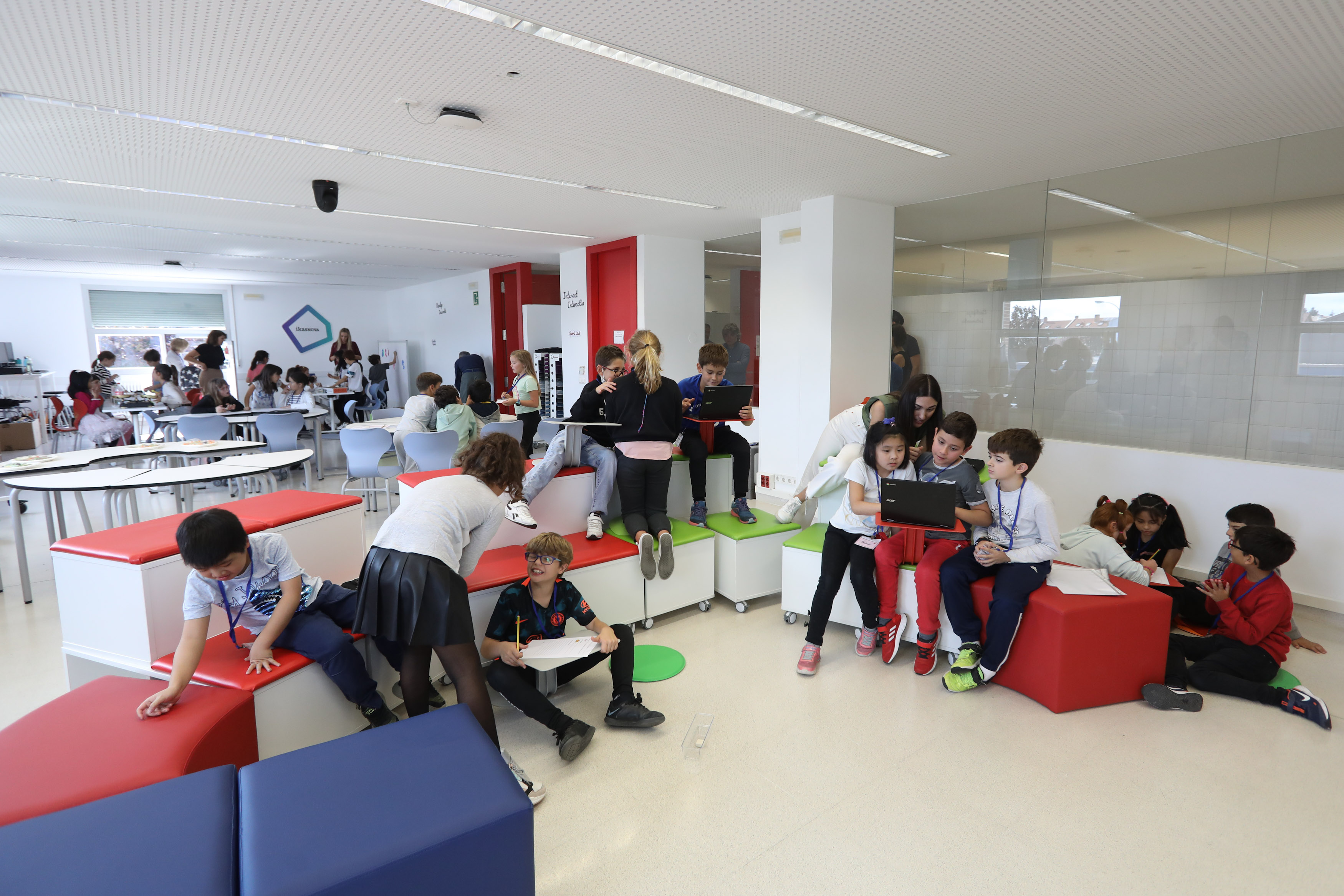 Imagen del artículo El Gobierno de Navarra aprueba la convocatoria de ayudas para proyectos de innovación educativa en centros escolares de enseñanza no universitaria, curso 2024 / 2025 

Las subvenciones, dotadas con 90.000 euros, están dirigidas tanto a centro públicos como concertados y se podrán presentar hasta el 28 de mayo   	 		 		13/05/2025 		    		 			 			 				 						 							camera_alt