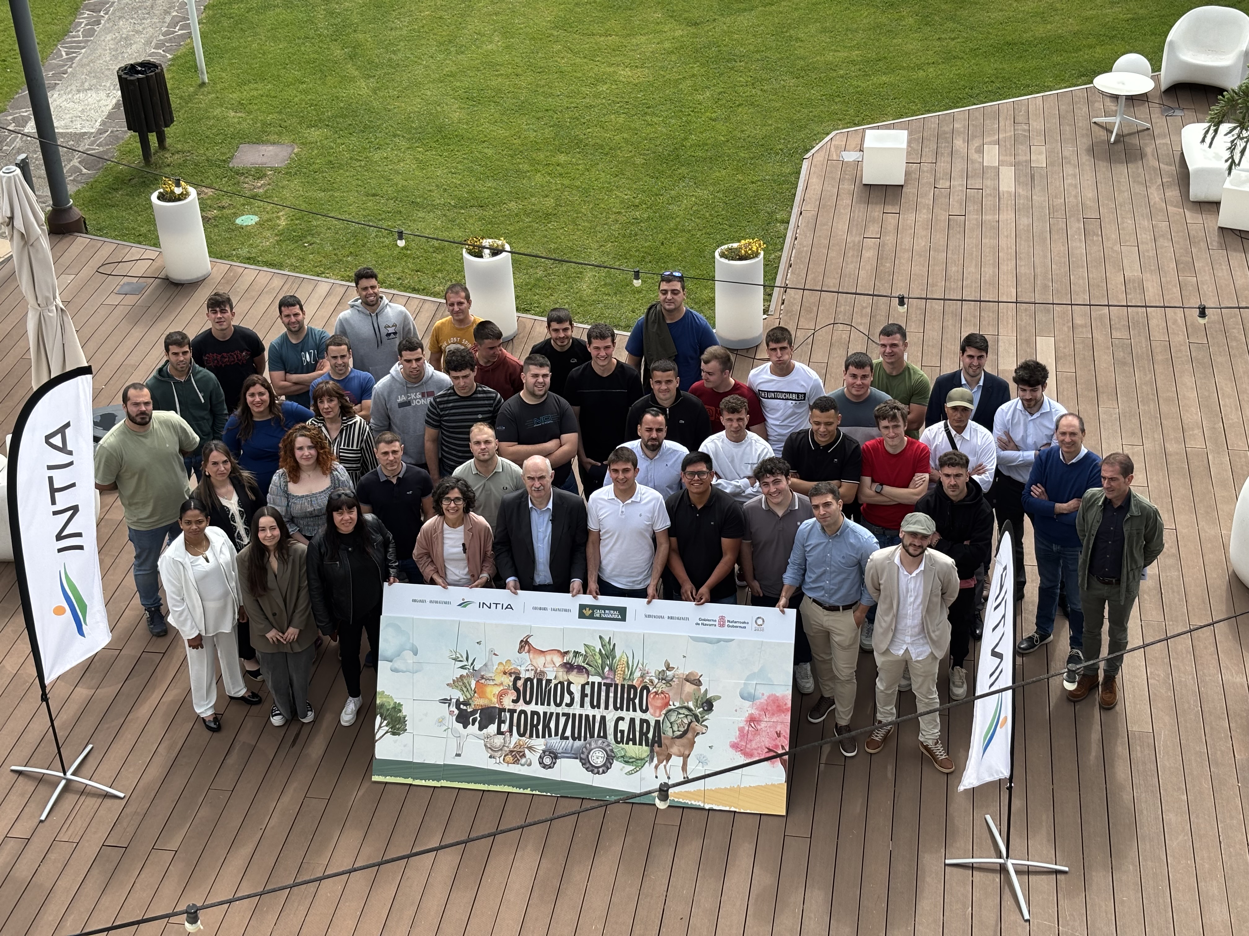 Imagen del artículo 44 jóvenes de Navarra se incorporan al sector agrícola o ganadero tras la formación impartida por Desarrollo Rural 

Somos futuro - Etorkizuna gara lema del curso clausurado por el consejero Aierdi y Natalia Bellostas, que han entregado los diplomas a este grupo de 36 hombres y 8 mujeres cuya media de edad es de 27 años   	 		 		20/05/2025 		    		 			 			 				 						 							camera_alt
