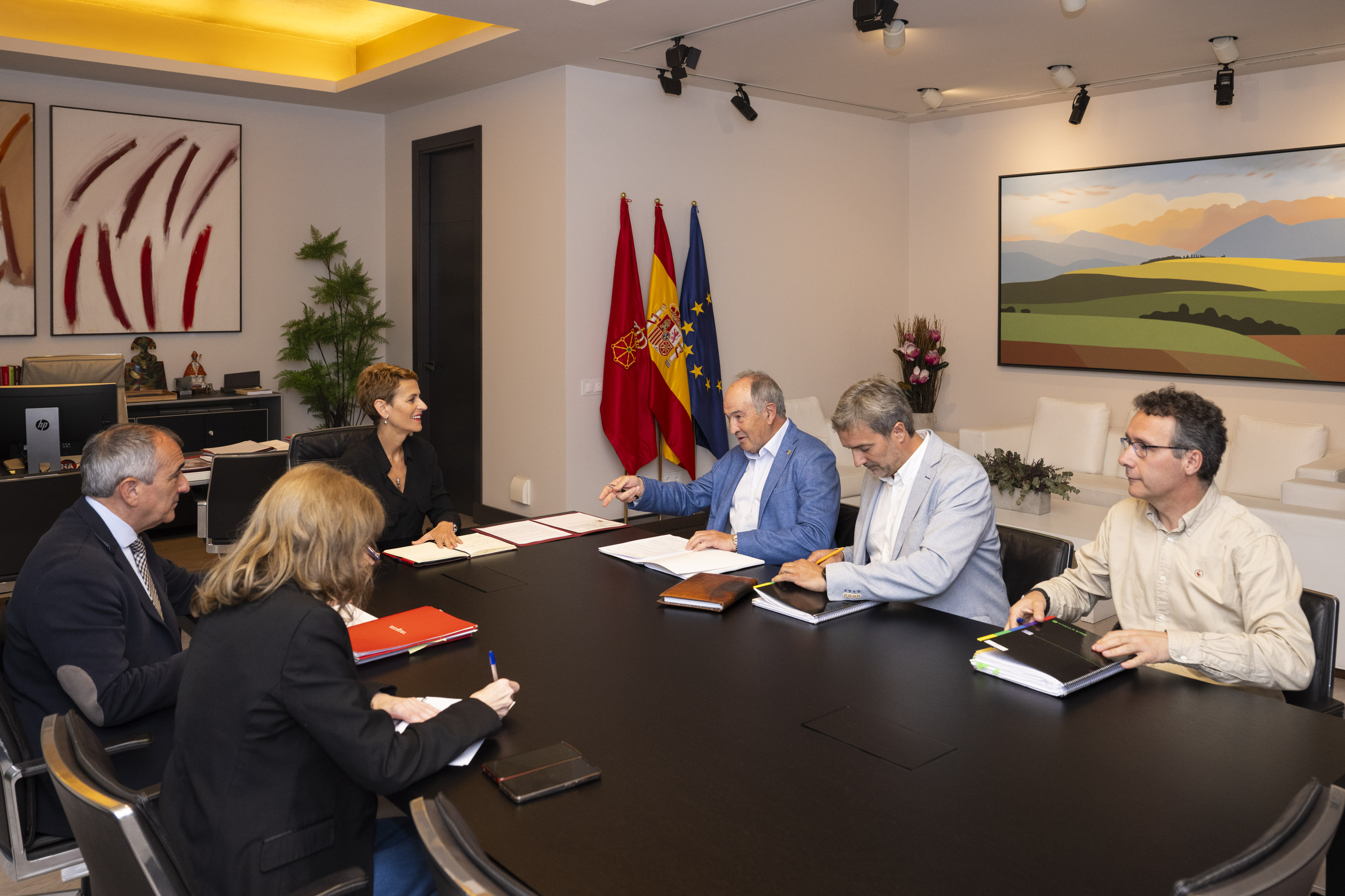 Imagen del artículo La Presidenta Chivite apela a la implicación y el compromiso de la Comunidad de Regantes en el impulso al Canal como proyecto estratégico que beneficia a Navarra 

Lo ha hecho en un encuentro junto al consejero de Cohesión Territorial en el Palacio de Navarra   	 		 		20/05/2025 		    		 			 			 				 						 							camera_alt
