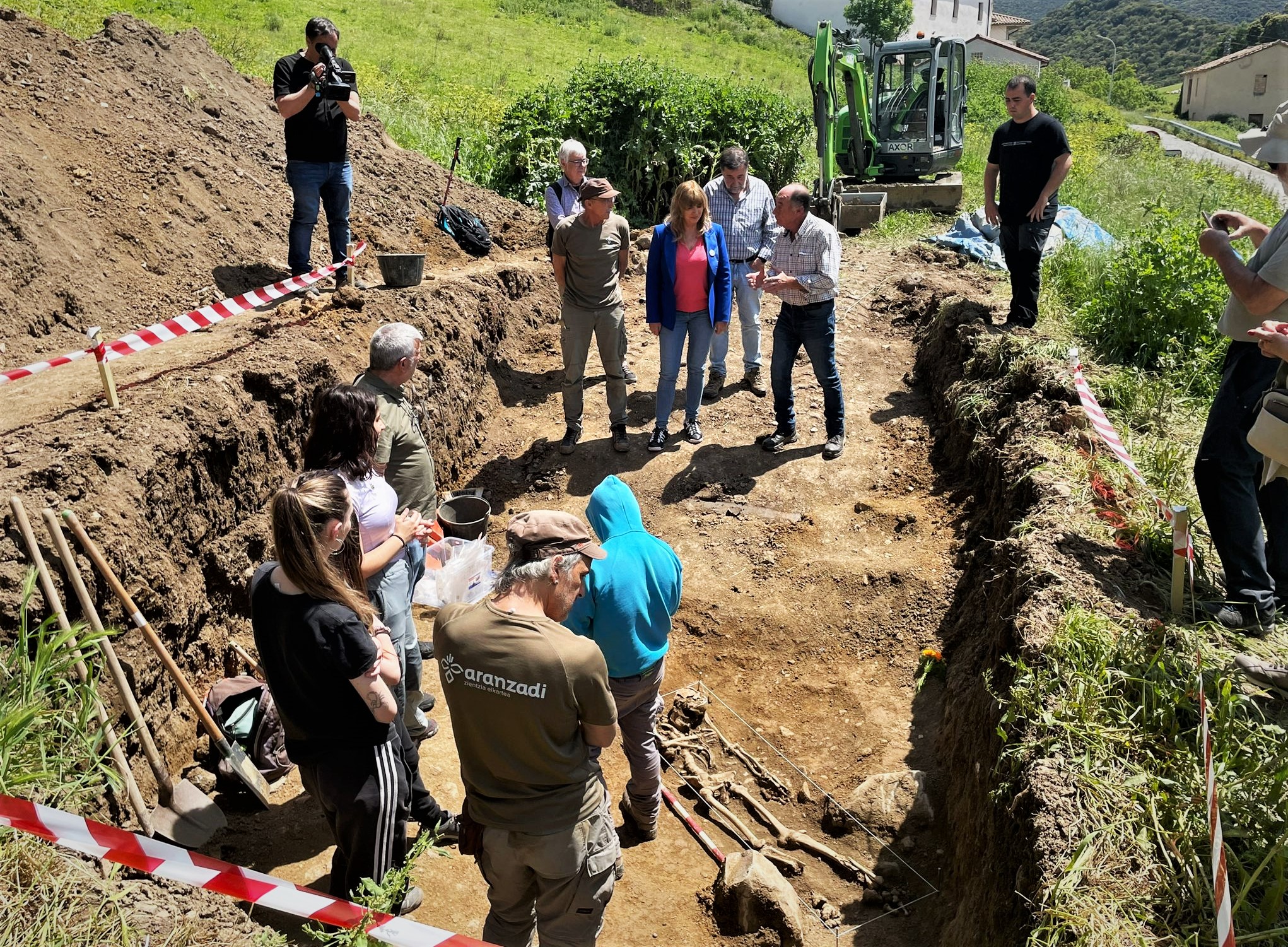 Imagen del artículo Exhumados en Salinas de Oro los restos de un asesinado tras el golpe de 1936 

La vicepresidenta y consejera de Memoria y Convivencia, Acción Exterior y Euskera, Ana Ollo, asiste en esta localidad a los trabajos impulsados por el Instituto Navarro de la Memoria, en el marco de del Plan de Exhumaciones 2025   	 		 		21/05/2025 		    		 			 			 				 						 							camera_alt  						 							 						 							videocam