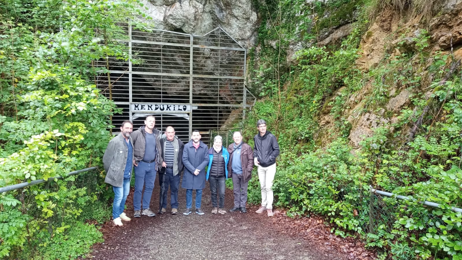Imagen del artículo Cohesión Territorial destaca el arraigo poblacional y la mejora de las zonas rurales propiciados por los 445.000 euros en ayudas a la Red Explora Navarra para fomentar el desarrollo equilibrado y sostenible 

El director general de Administración Local y Despoblación ha visitado esta mañana las mejoras en las cuevas de Mendukilo y la Vía Verde del Plazaola con apoyo del Gobierno de Navarra en 2024 y 2025   	 		 		22/05/2025 		    		 			 			 				 						 							camera_alt