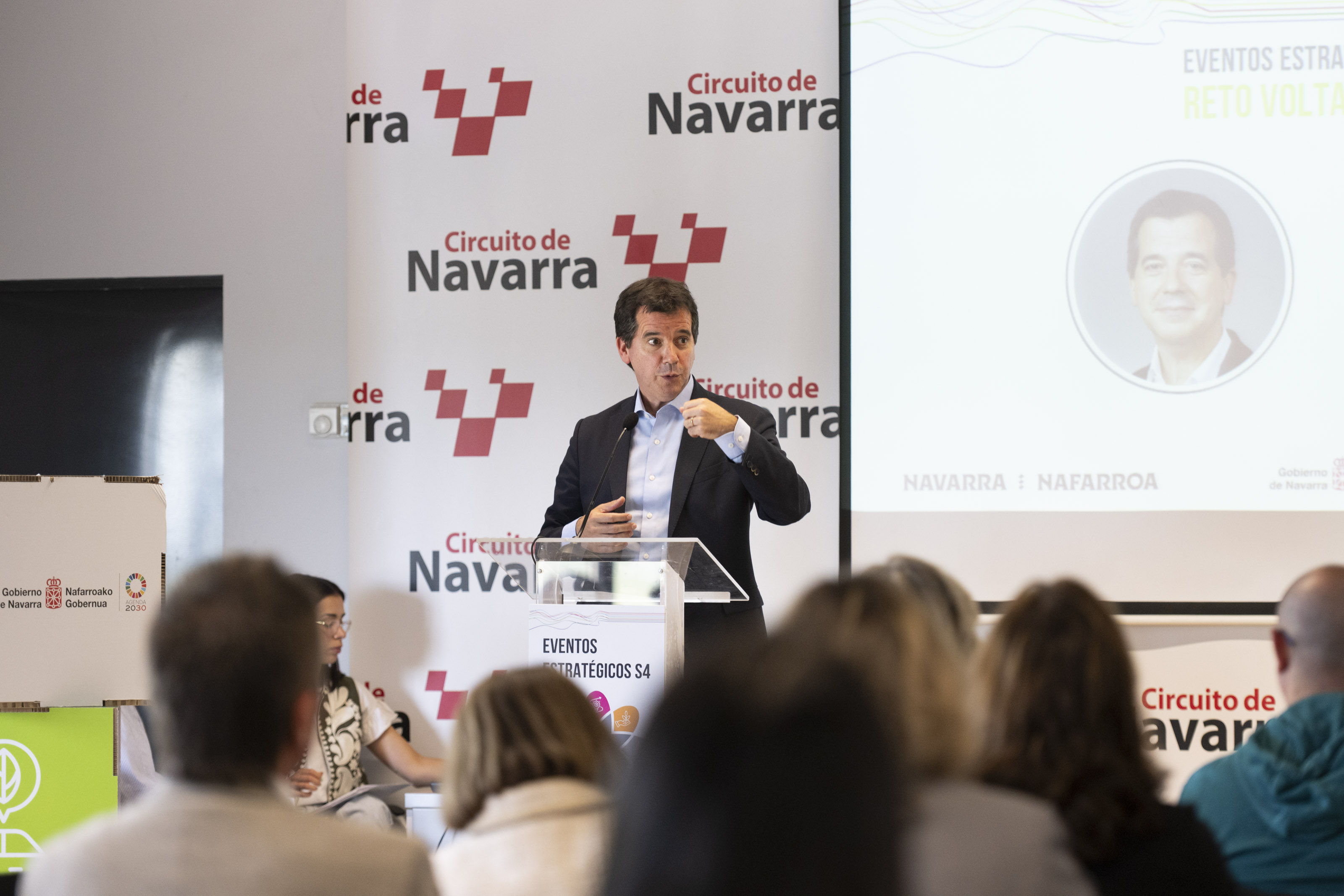 Imagen del artículo El consejero Irujo destaca la solidez y resiliencia del sector de la automoción en Navarra La movilidad sostenible, el coche eléctrico, la inteligencia artificial y la robótica avanzada han centrado el #EventoEstartegicoS4 sobre el Reto VOLTA celebrado esta mañana en Los Arcos 27/05/2025 camera_alt