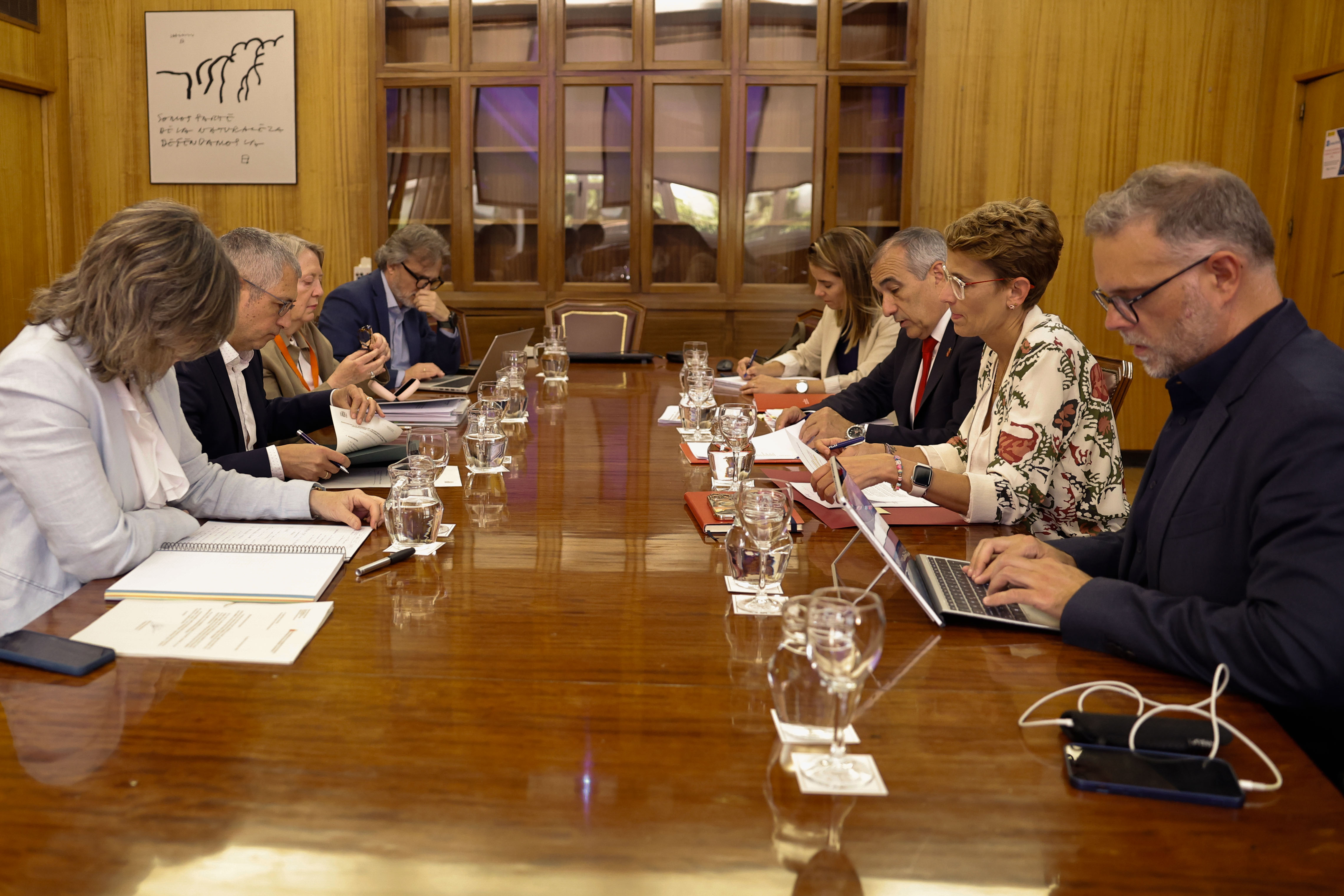 Imagen del artículo Navarra y el Estado coordinan los trámites para licitar las obras de la segunda fase del Canal de Navarra En una reunión celebrada en el Ministerio de Transición Ecológica a la que ha asistido la Presidenta de Navarra y el secretario de Estado de Medio Ambiente 28/05/2025 camera_alt