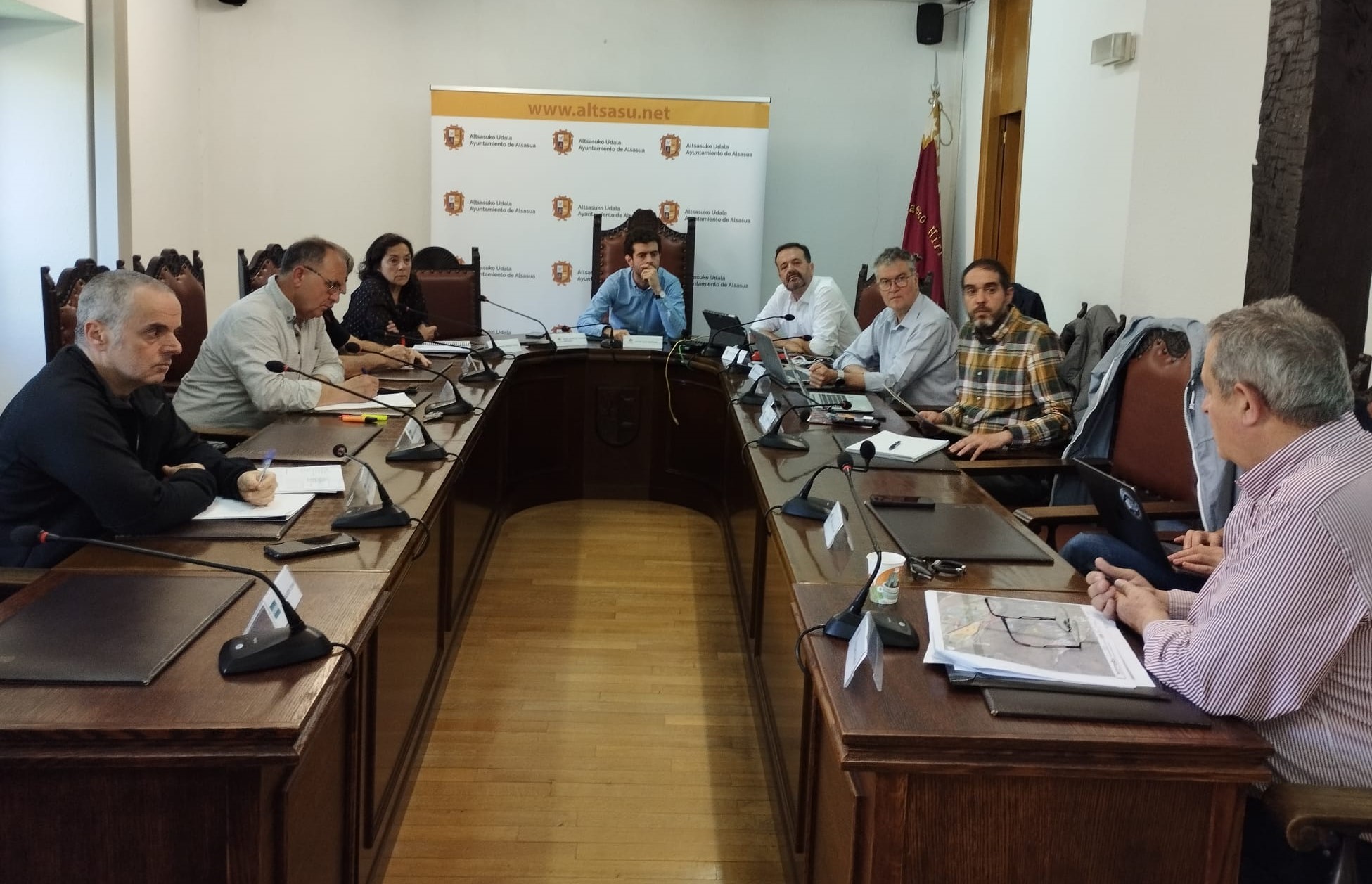 Imagen del artículo Industria impulsa el estudio de una posible nueva área de actividades económicas en Alsasua, en el término de Kapitansoro Con este fin, se ha celebrado hoy la primera reunión de trabajo entre responsables del Ejecutivo foral y del Ayuntamiento 28/05/2025 camera_alt