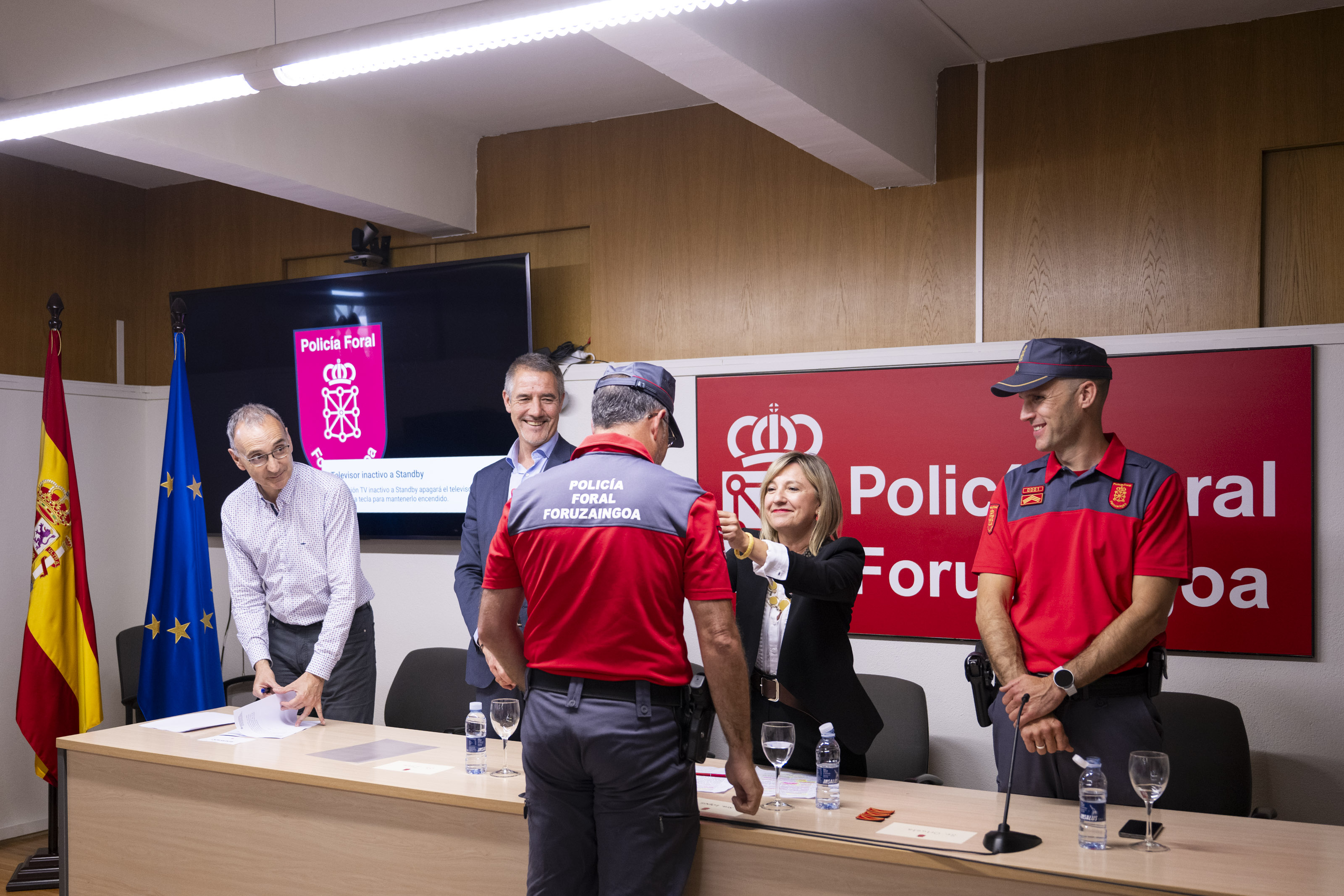 Imagen del artículo Un total de ocho policías forales, siete hombres y una mujer, toman posesión de su cargo como comisarios y comisaria La consejera López destaca el nuevo impulso del cuerpo foral con estos nombramientos, que van acompañados de una renovación de la escala superior de mandos 02/06/2025 camera_alt