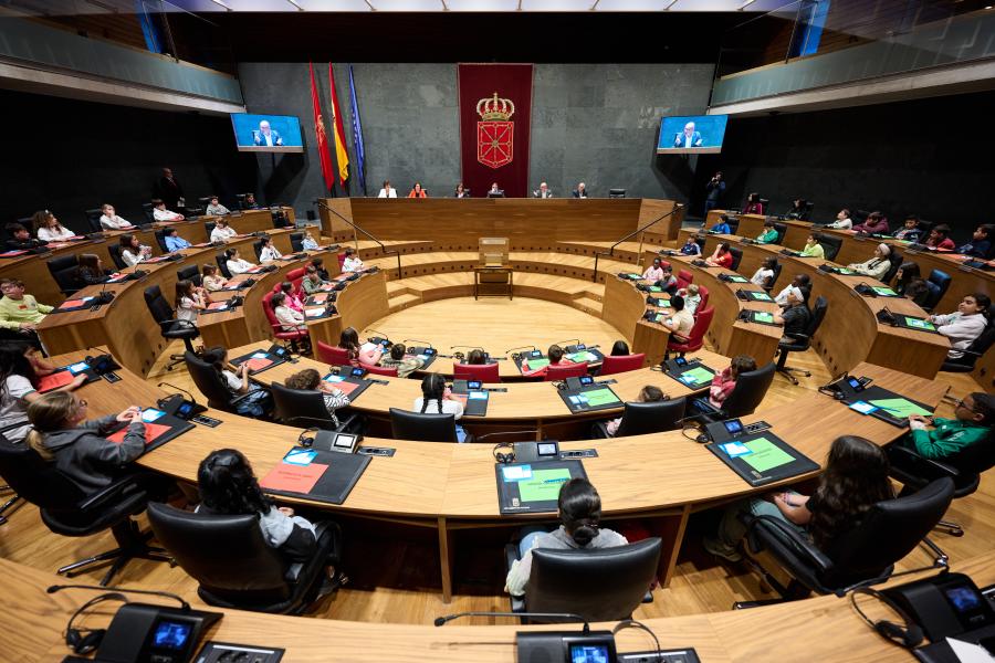 Imagen del artículo Navarra contará este año con un órgano permanente de consulta para que niños, niñas y adolescentes opinen y formulen propuestas sobre las políticas públicas que les afectan 152 menores de entre 8 y 15 años han participado en la elaboración del Decreto Foral aprobado por el Gobierno de Navarra, un paso más en la creación del máximo órgano de participación infantil y adolescente de la Comunidad Foral 04/06/2025 camera_alt videocam