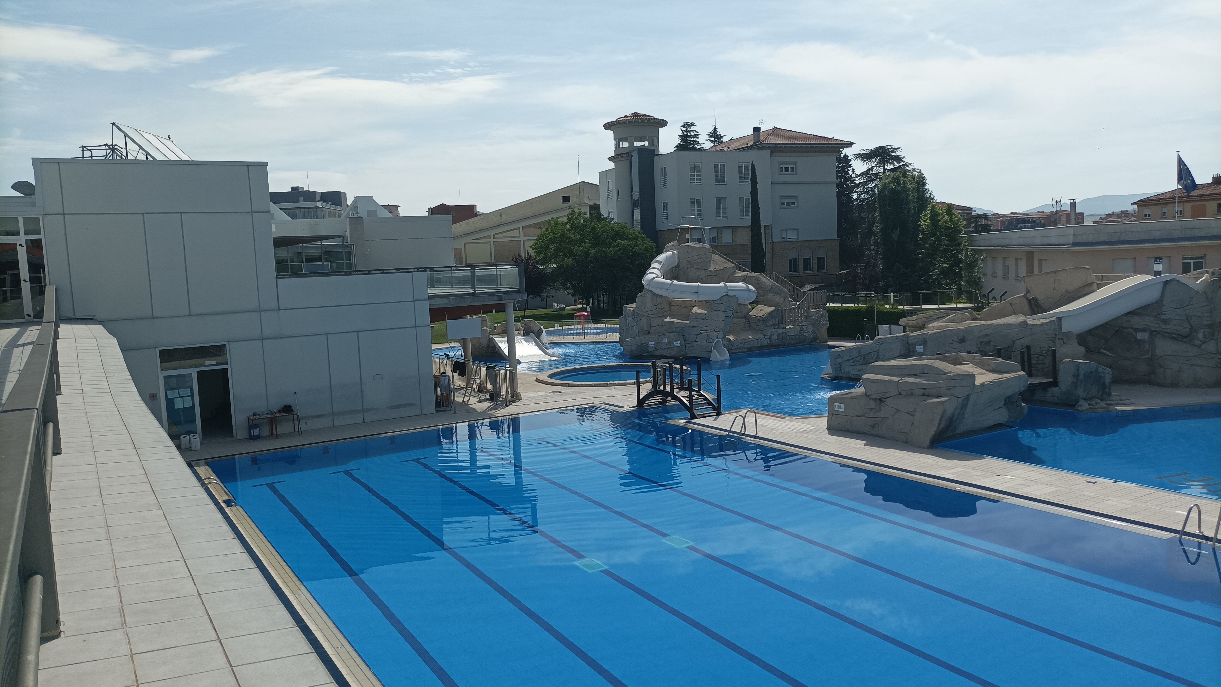 Imagen del artículo Las piscinas de Guelbenzu y Larrabide inician la temporada de verano este viernes, 6 de junio El plazo de adquisición de abonos trimestrales, quincenales o entradas diarias para la época estival ya está abierto 03/06/2025 camera_alt