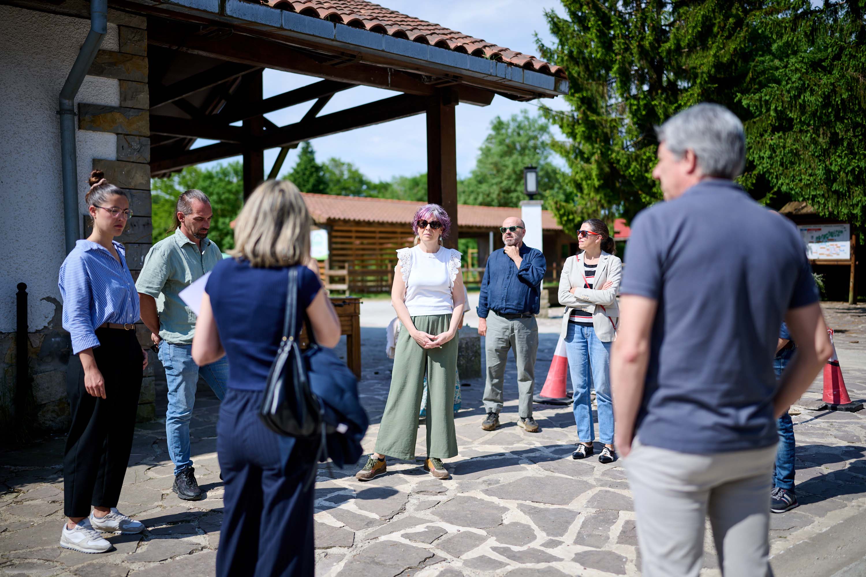 Imagen del artículo La consejera Esnaola visita las nuevas instalaciones de mejora de la eficiencia energética del camping de Urbasa Con una inversión de 371.586 euros, van a permitir reducir un 58% las emisiones anuales de CO2 06/06/2025 camera_alt