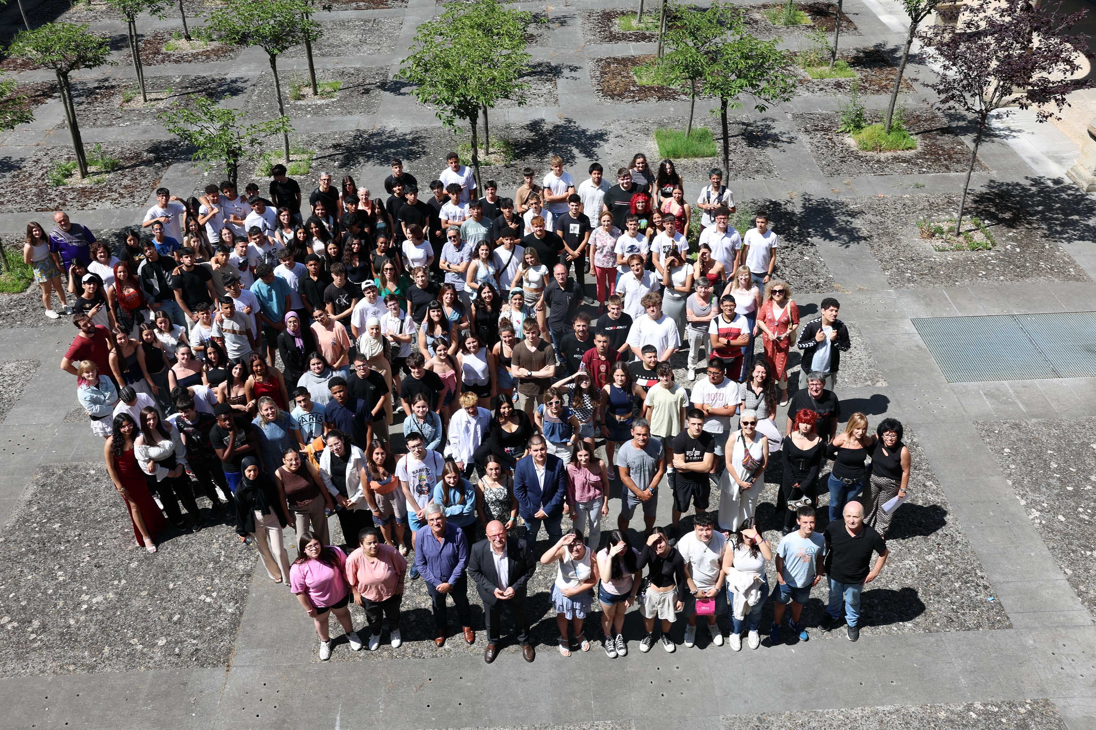 Imagen del artículo 319 estudiantes navarros obtienen este curso los diplomas LaborESO tras realizar estancias de dos semanas en 247 empresas El programa del Departamento de Educación fomenta el acercamiento temprano a la realidad laboral desde Secundaria 17/06/2025 camera_alt