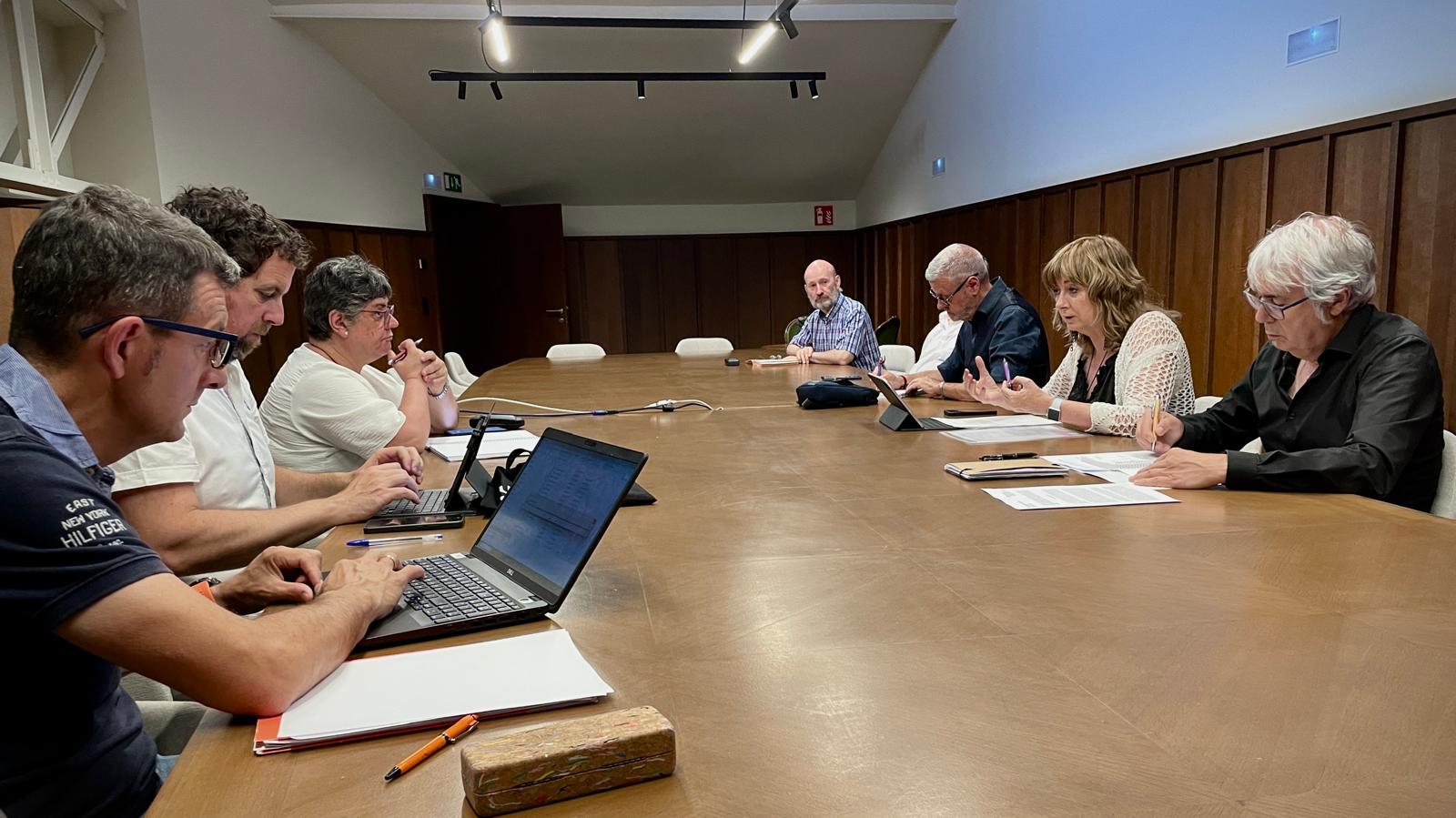 Imagen del artículo Luz verde a la declaración de cuatro nuevos Lugares de Memoria con lo que Navarra se acercaría a una treintena de enclaves con esta catalogación La Comisión Técnica de Memoria Histórica emite un informe favorable a incluir en la red foral el memorial de los Ferroviarios en Paternain, el espacio memorial del Casino principal de Andosilla, la carretera de Irurita a Artesiaga y la escultura Bidegabeko biea y los monolitos de Vicente y Maravillas Lamberto en Ibiricu de Yerri 19/06/2025 camera_alt