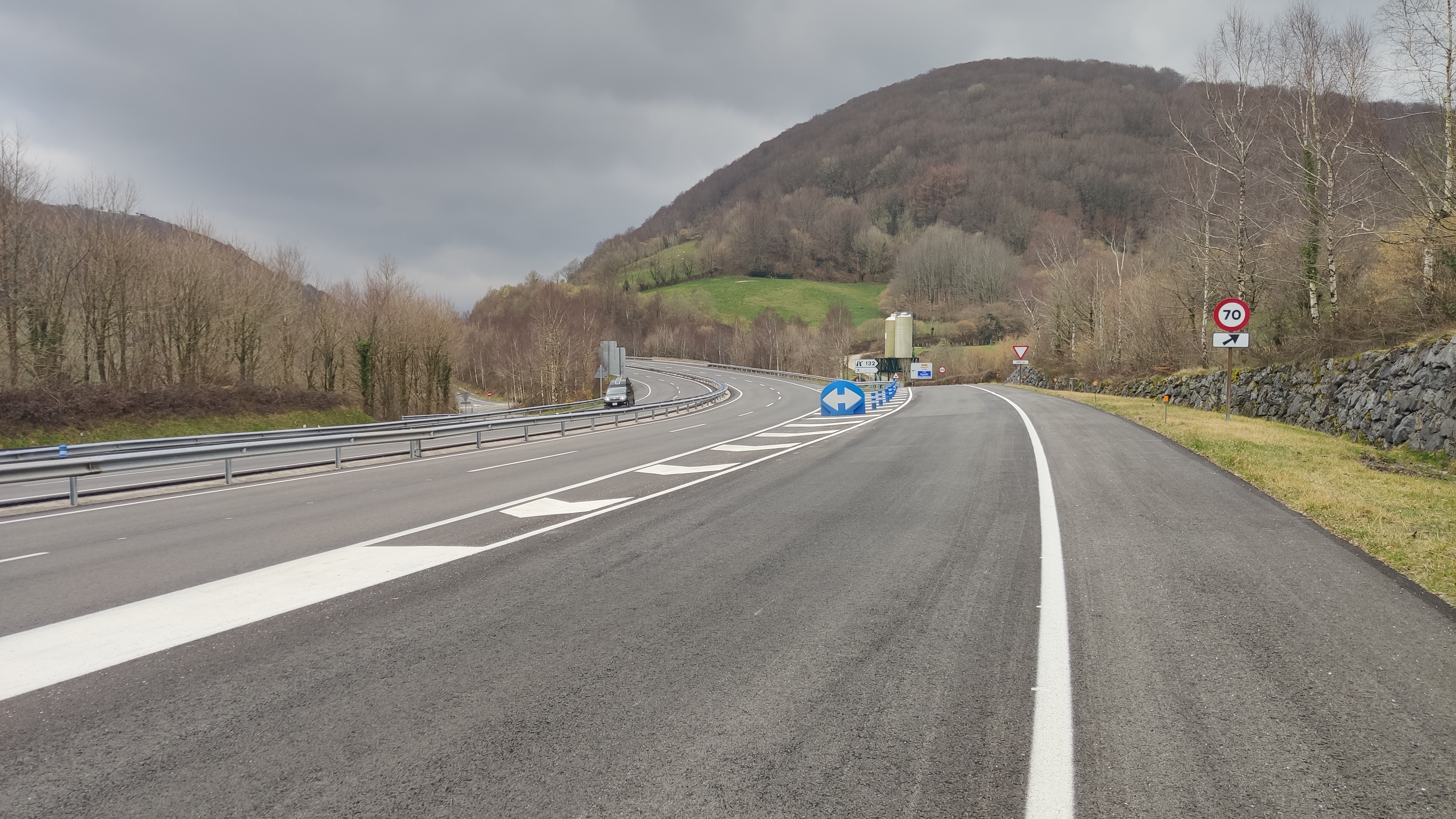 Imagen del artículo Cohesión Territorial licita contratos para pintado de marcas viales, conservación de señales y reposición de barreras de seguridad por 24,4 millones Se trata de tres contratos en materia de conservación de la Red de Carreteras de Navarra entre 2025 y 2029 23/06/2025 camera_alt