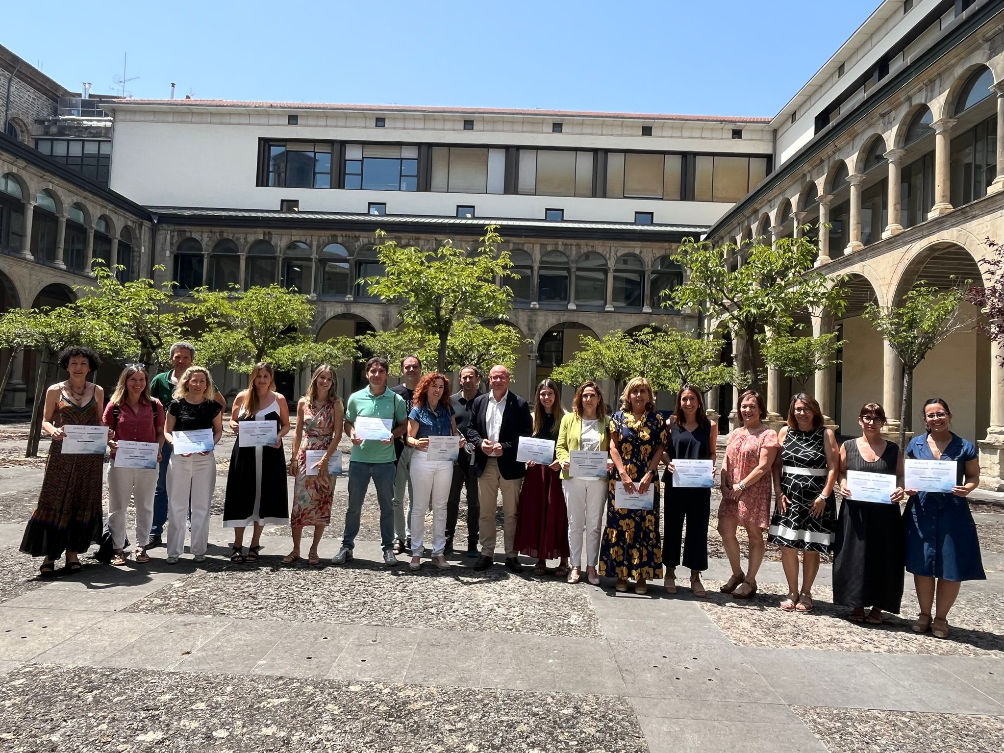 Imagen del artículo Educación entrega los primeros diplomas de tutorías de FP Dual de Navarra 97 profesionales y más de 80 empresas se han acreditado como tutores y tutoras en un curso en el que se han firmado 3.200 convenios, duplicando el número de plazas en empresas 24/06/2025 camera_alt