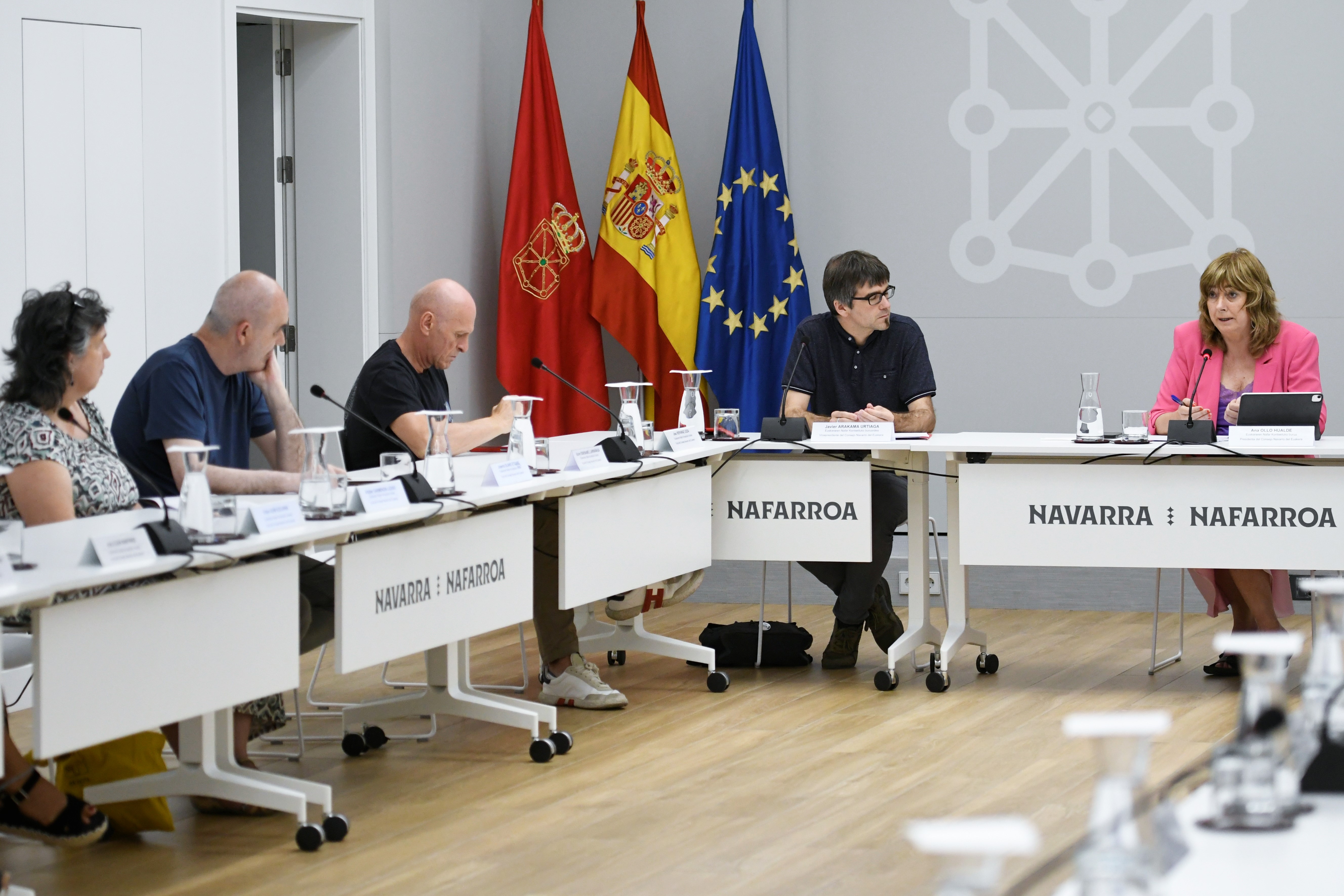 Imagen del artículo El Gobierno de Navarra traslada al Consejo Navarro del Euskera los avances en atención bilingüe en la Administración y la participación en proyectos europeos El órgano consultivo ha recibido información sobre los planes lingüísticos departamentales y el decreto de méritos que posibilitarán contar con 769 plazas con euskera como requisito, sin personal docente ni jefaturas, y valorar esta lengua como mérito en otros 8.078 puestos 24/06/2025 camera_alt