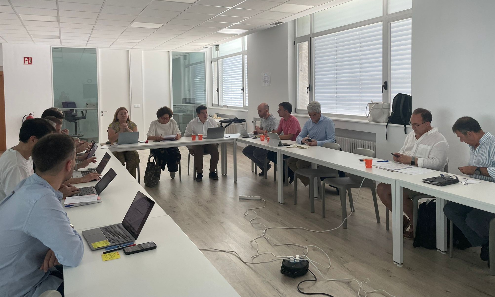 Imagen del artículo El Gobierno de Navarra, la Mancomunidad de la Sakana, Sakana Garapen Agentzia y AES encabezan el grupo de trabajo de revitalización de la zona En la reunión, el grupo de trabajo presentó el análisis y evaluación de la situación actual, el plan de trabajo y recolocación de las personas trabajadoras tras el impacto del cierre de la empresa Sunsundegui 24/06/2025 camera_alt