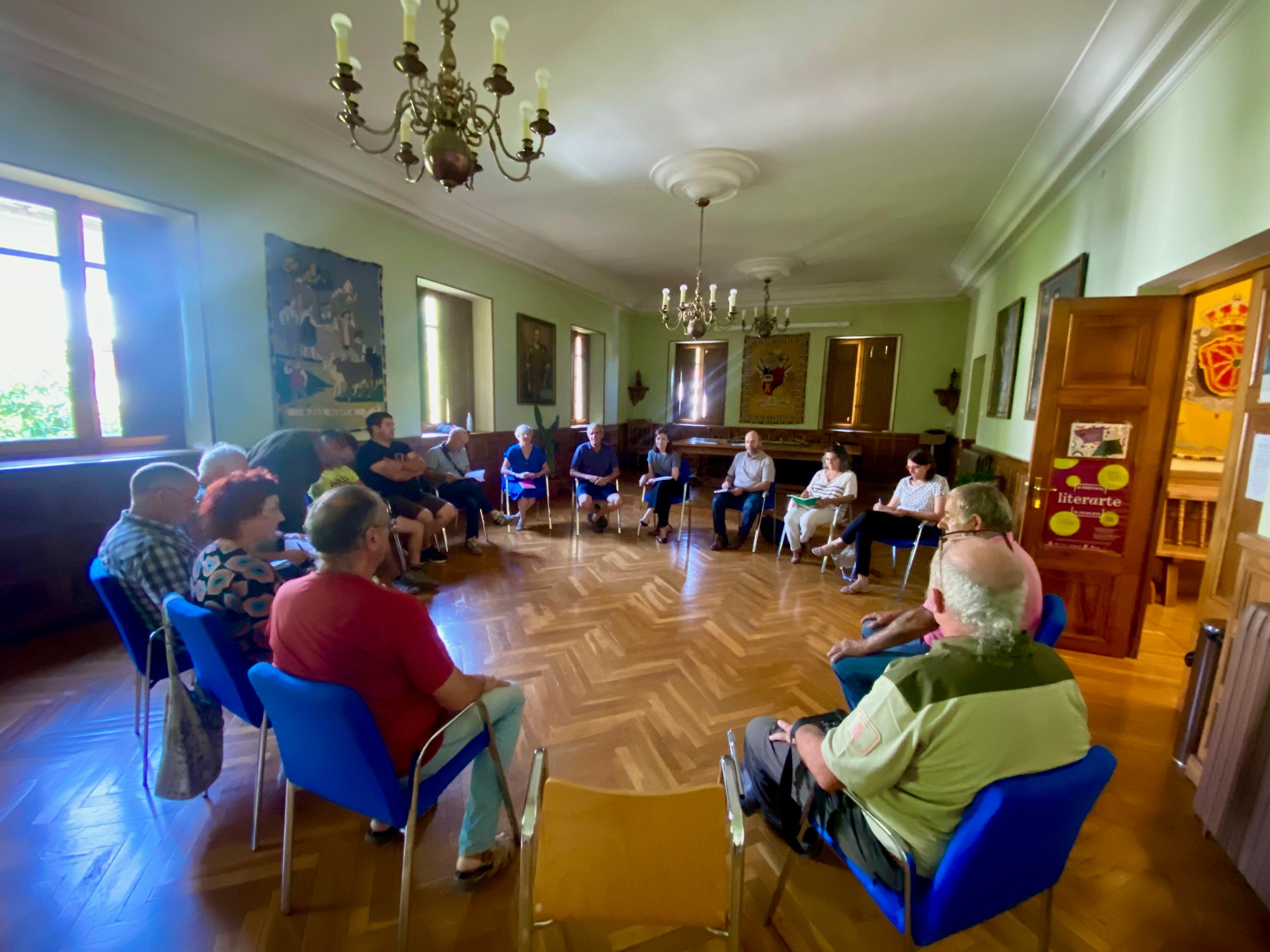 Imagen del artículo Desarrollo Rural y Medio Ambiente aborda con la Junta del Valle de Roncal y ganaderos y ganaderas de la zona las últimas medidas implantadas por la presencia de grandes carnívoros En el último año se han incrementado los ganaderos acogidos a las distintas líneas de ayuda, que son ya 72, y casi se ha duplicado el importe de las mismas, que asciende a 321.000 euros 04/07/2025 camera_alt