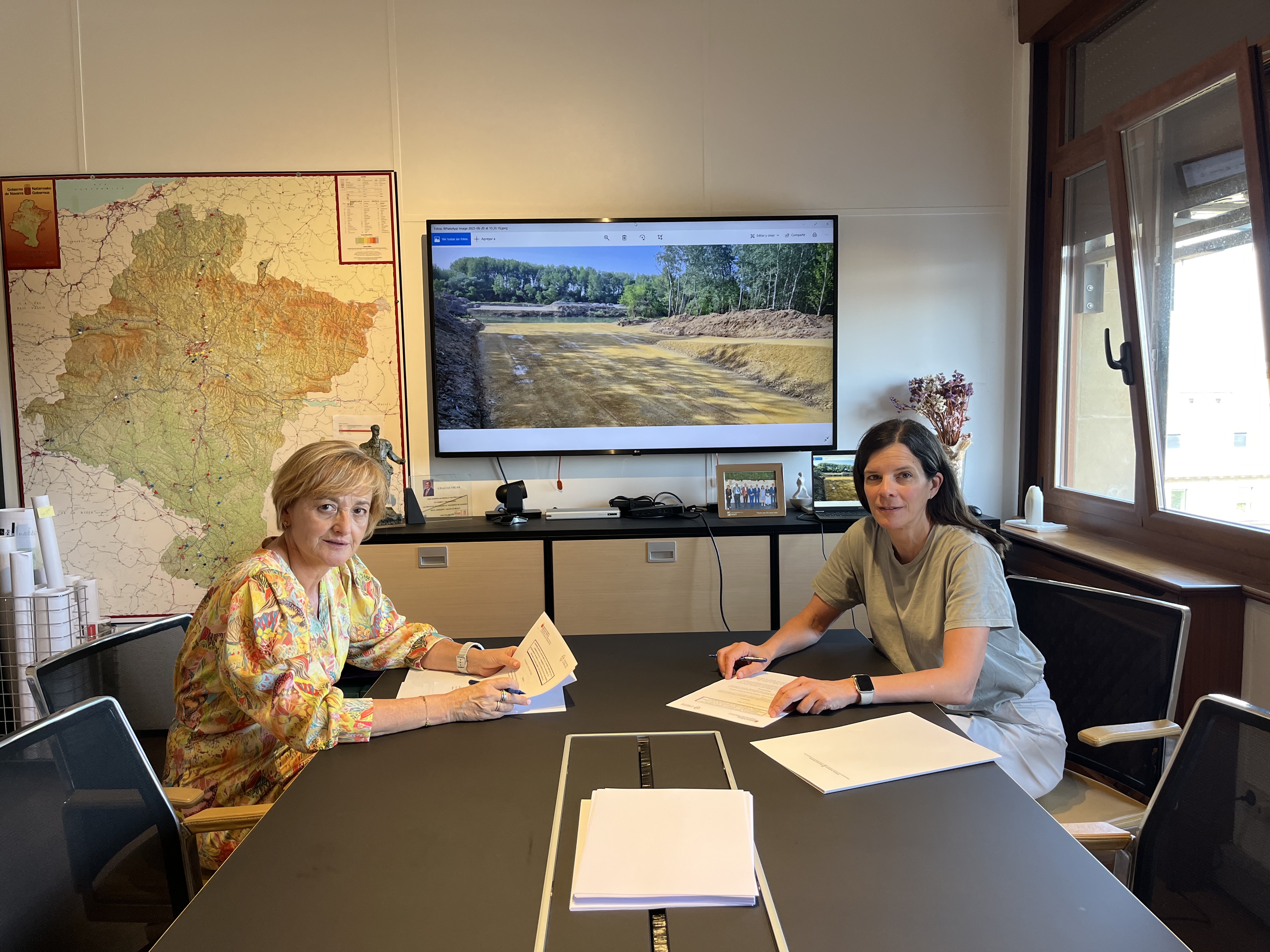 Imagen del artículo Cohesión Territorial firma con Marcilla un convenio por valor de 746.211 euros para la construcción de una pasarela peatonal y ciclable sobre el río Aragón La Dirección General de Transporte y Movilidad Sostenible da respuesta a la comunicación peatonal y ciclable entre Marcilla y las localidades al sur del río Aragón 21/07/2025 camera_alt
