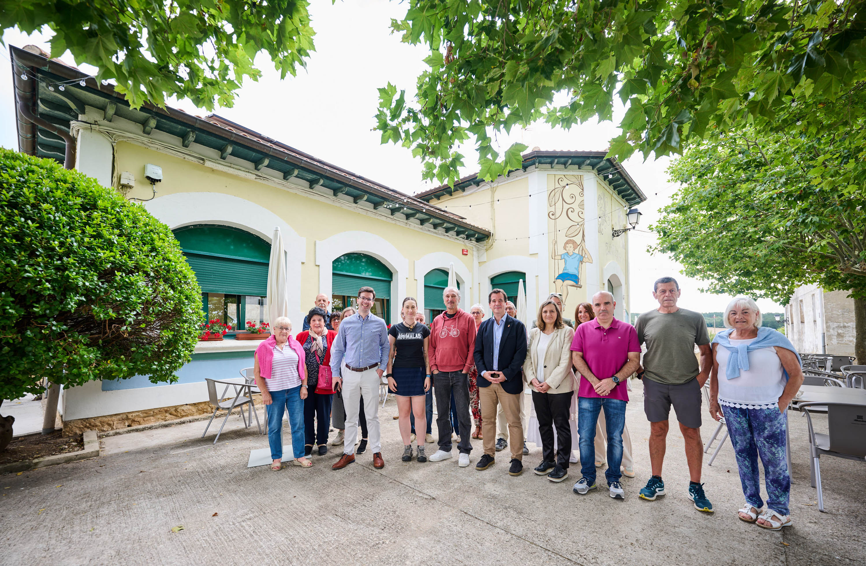 Imagen del artículo El consejero Irujo inaugura el nuevo espacio multiactividad de Zúñiga El Gobierno de Navarra concedió 58.950 euros a la localidad para revitalizar el comercio rural en zonas con riesgo de despoblación 31/07/2025 camera_alt
