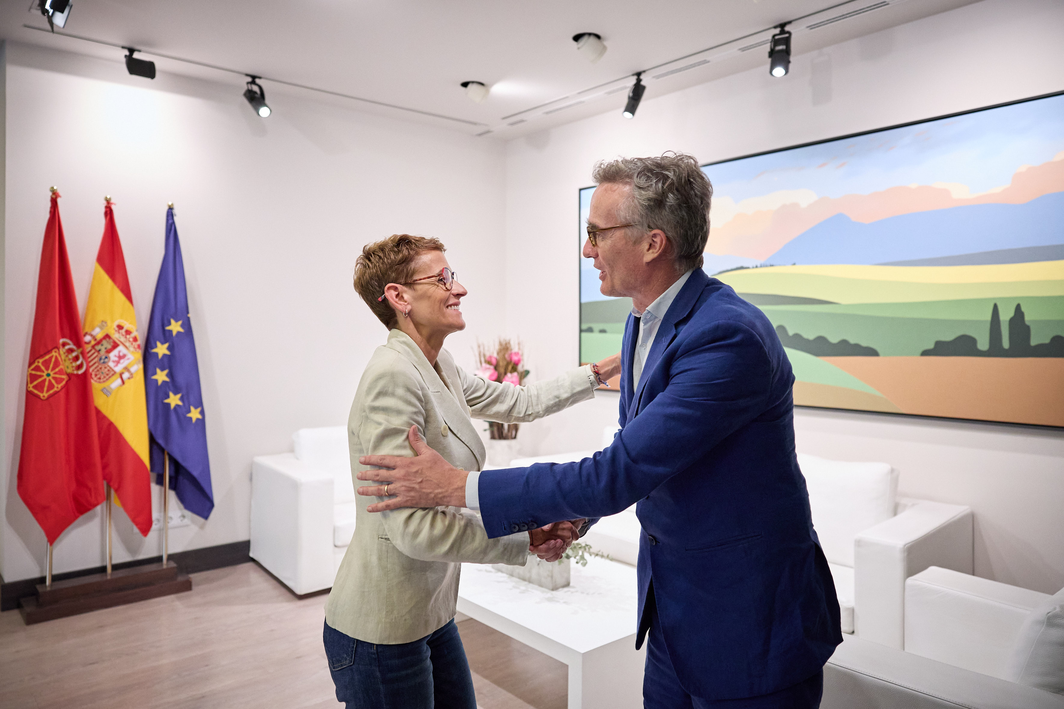 Imagen del artículo La Presidenta Chivite recibe al embajador británico en España En el encuentro, en el que también ha participado el vicepresidente Taberna, se ha abordado la futura mejora de la conectividad aérea del aeropuerto de Pamplona 28/08/2025 camera_alt