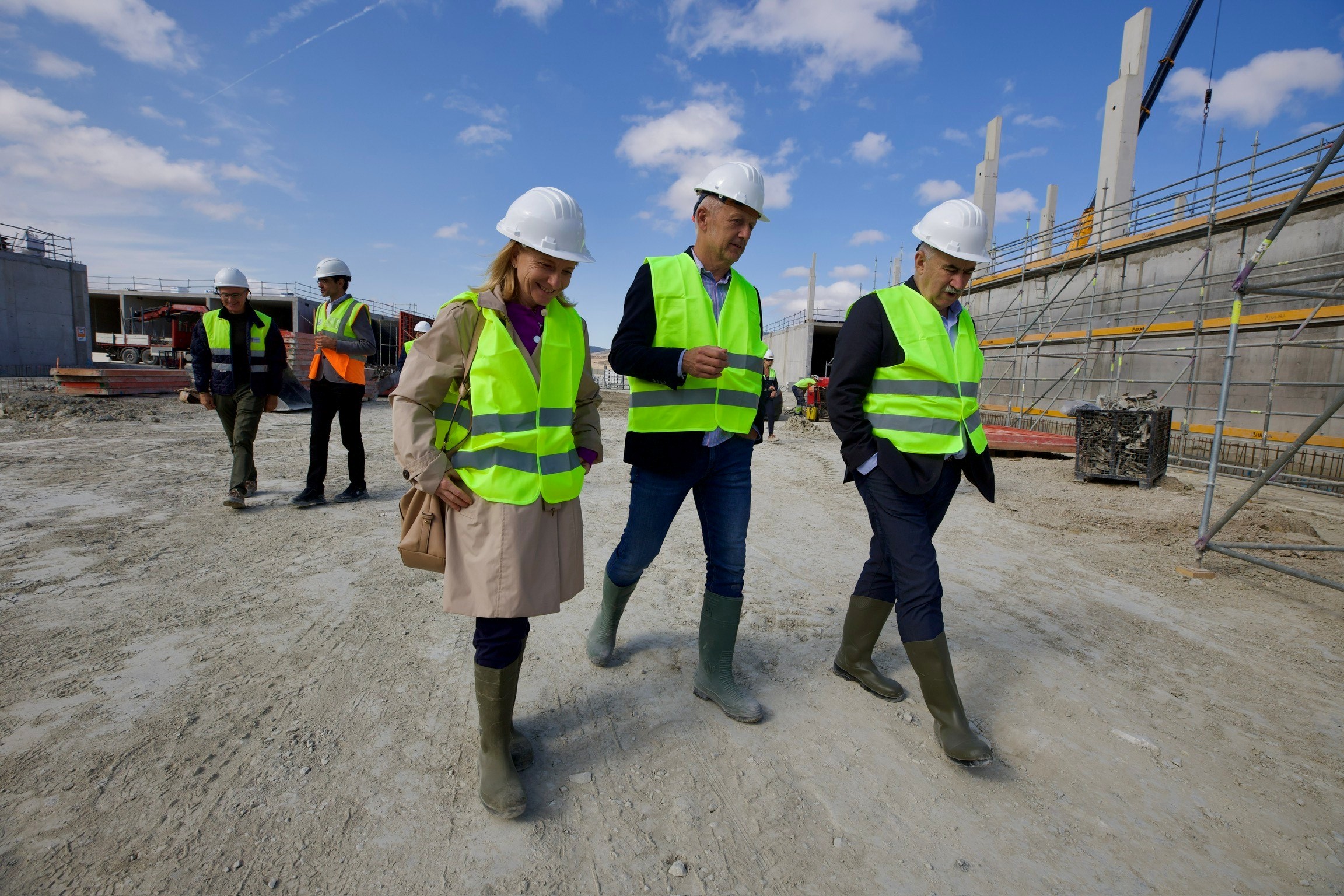 imagen De izquierda a derecha: la directora general de Calidad y Evaluación Ambiental del Ministerio, Marta Gómez Palenque; el presidente de la Mancomunidad de la Comarca de Pamplona, David Campión, y el consejero Aierdi