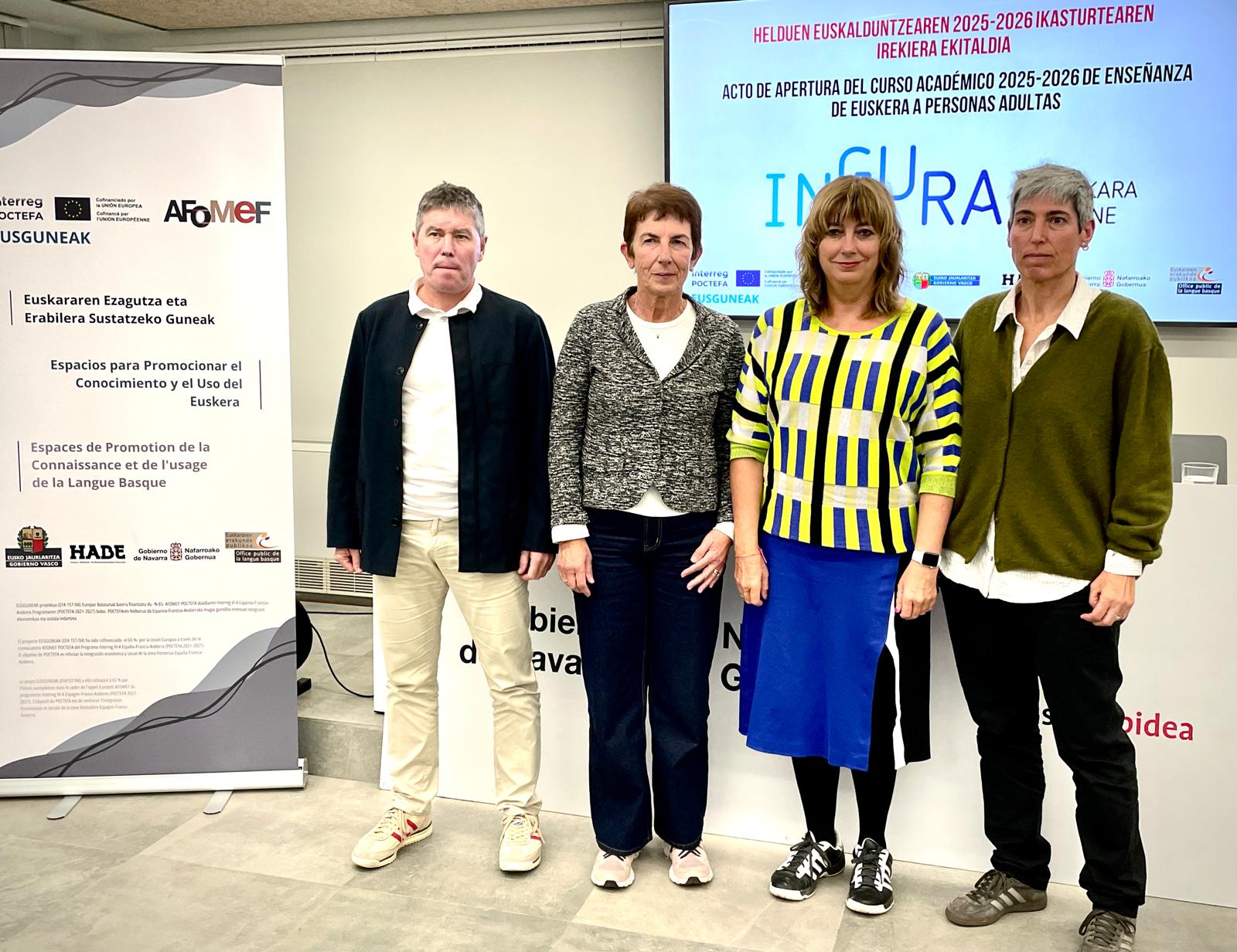 imagen De izquierda a derecha: Aitor Aldasoro, viceconsejero de Política Lingüística del Gobierno Vasco; Eskarne Lopetegi Zalakain, licenciada en filología vasca, jefa del área de Metodología y Contenidos de HABE (Instituto de Alfabetización y Reeuskaldunización de Adultos); la vicepresidenta Ana Ollo; y Paula Kasares, directora del Servicio de Planificación y Promoción del Euskera de Euskarabidea-Instituto Navarro de Euskera.