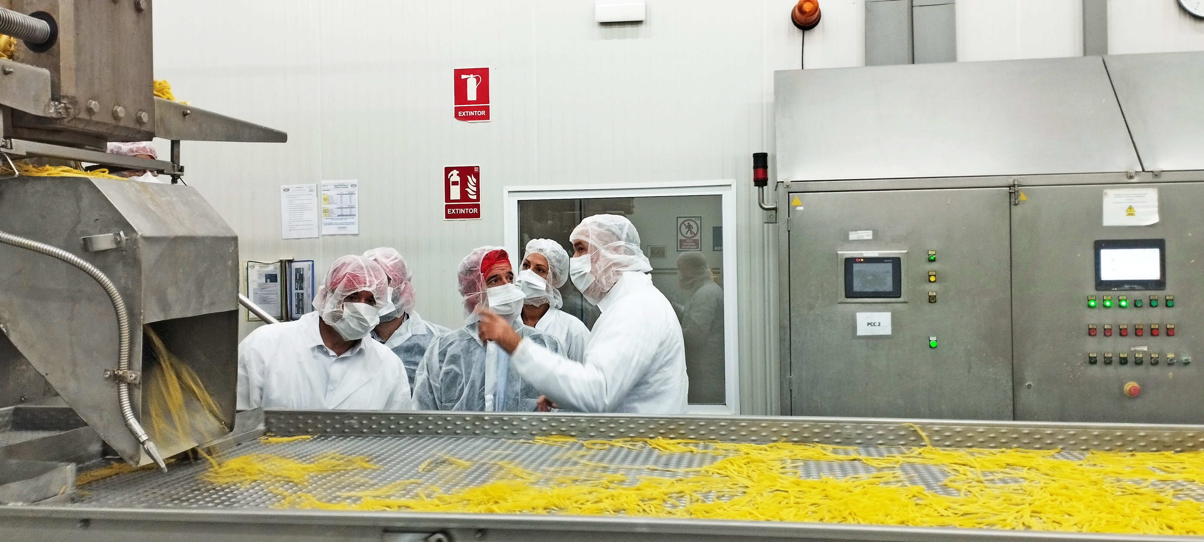 imagen El consejero Irujo junto al equipo de la empresa en un momento de la producción.