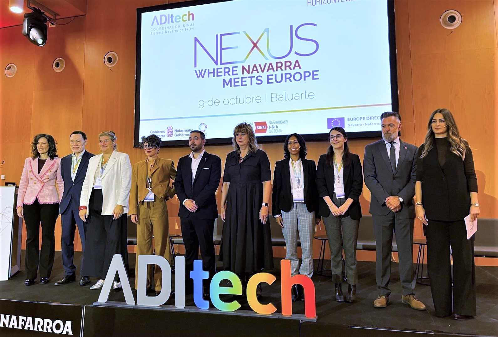 imagen La vicepresidenta Ollo junto al director general de Acción Exterior, el responsable de Aditech, Diego Garrido, y resto de participantes en la jornada Nexus.