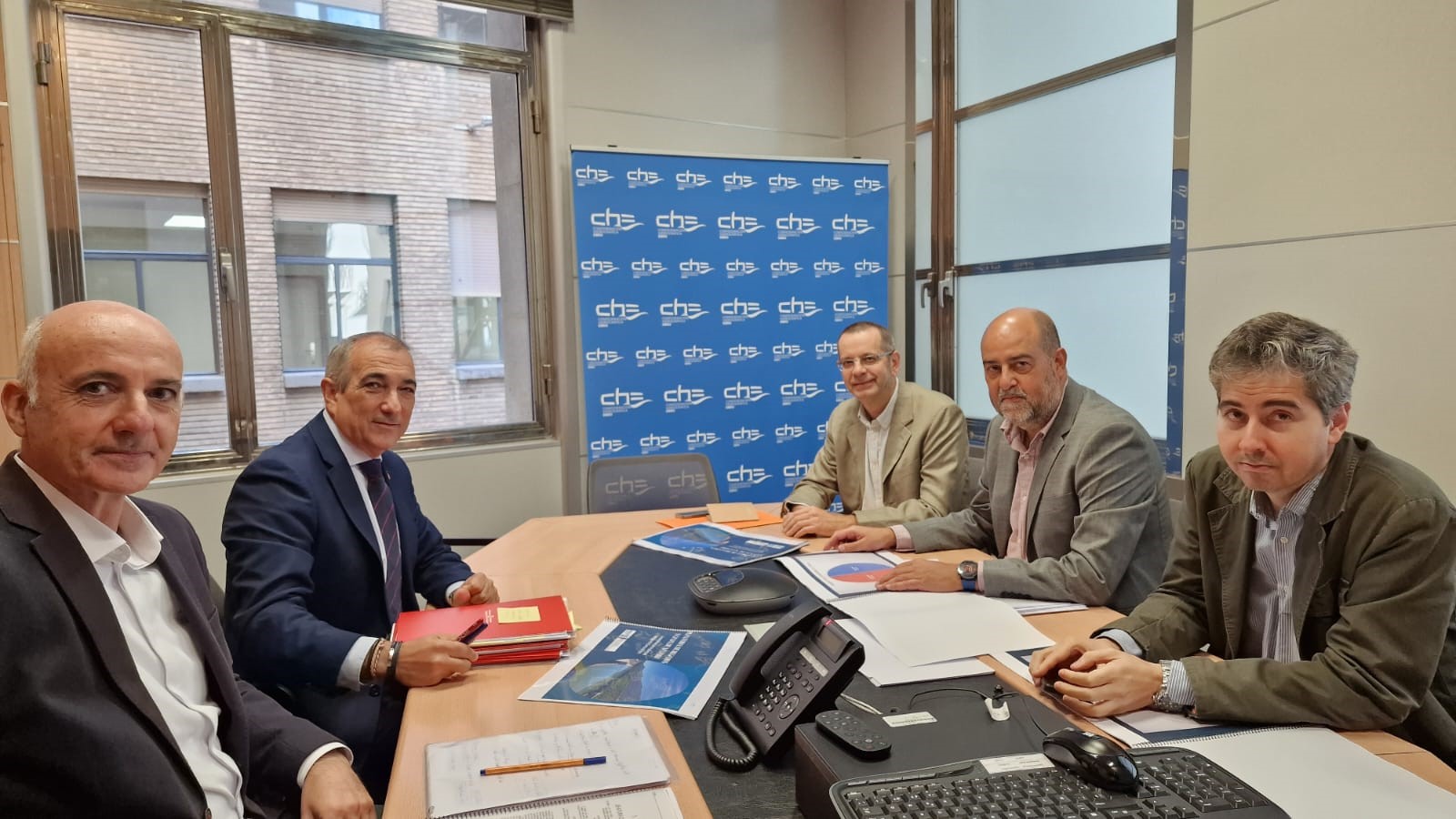 imagen Momento de la reunión entre el consejero de Cohesión Territorial, Óscar Chivite y el presidente de la CHE, Carlos Arrazola.