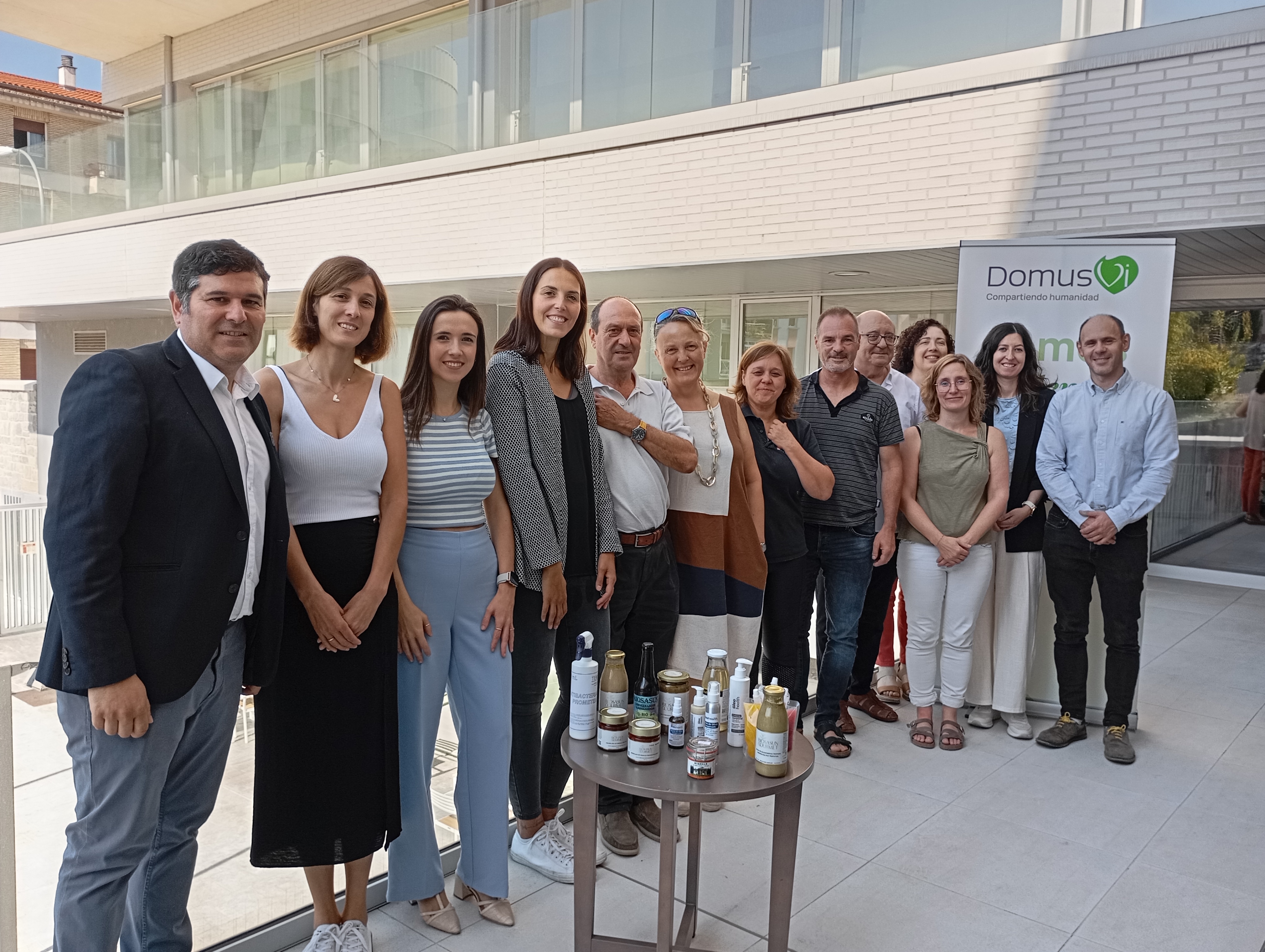 imagen El equipo completo que ha trabajado en el proyecto PROMETEA junto a las distintas líneas de productos que han desarrollado. 