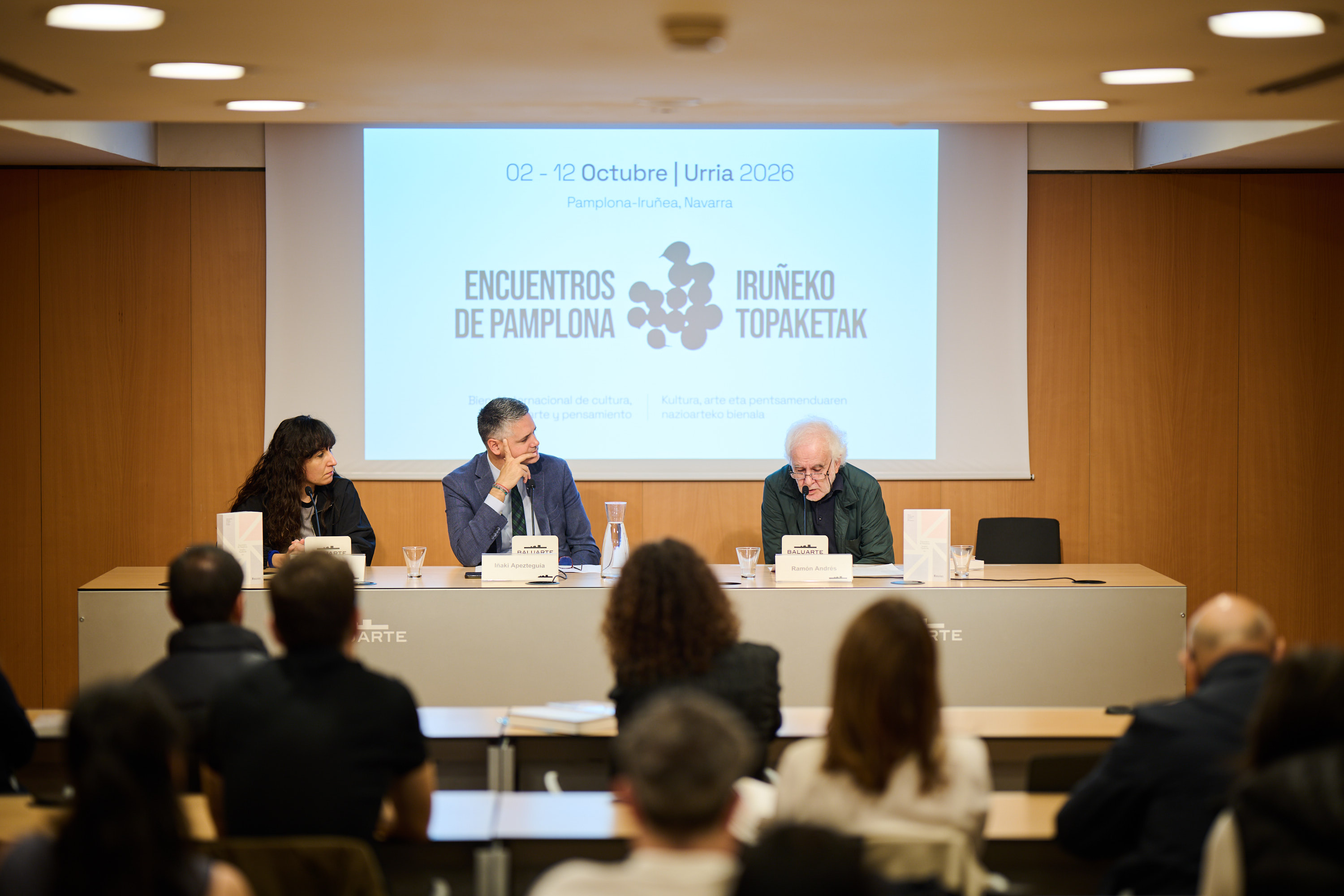 imagen De izquierda a derecha: la diseñadora Oihana Herrera; el director general de Cultura, Ignacio Apezteguía; y el director de los Encuentros, Ramón Andrés
