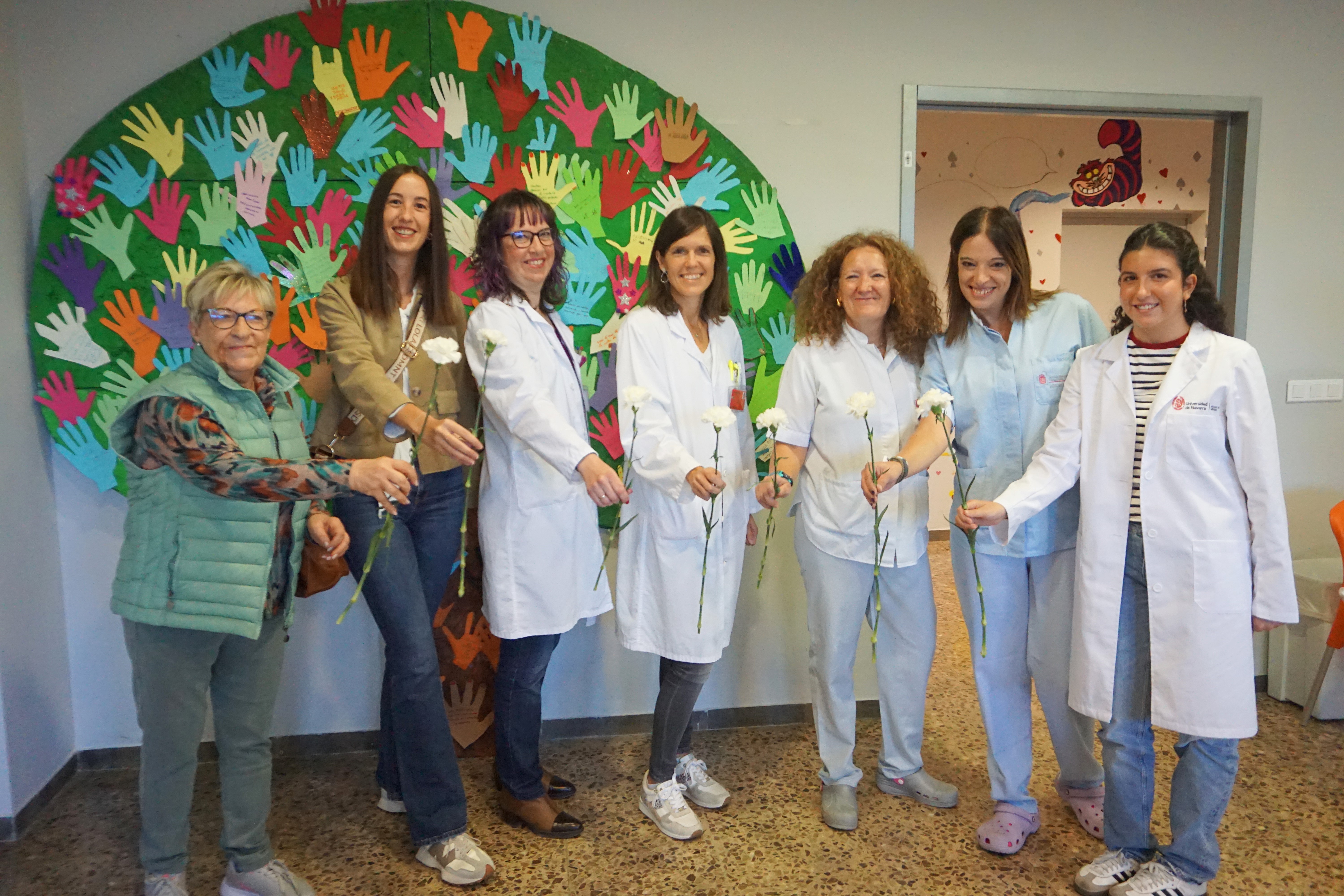 imagen Entrega de flores a pacientes y profesionales de la Unidad de Hospitalización Psiquiátrica del Hospital Reina Sofía de Tudela y del Hospital de Día por parte de la asociación Anasaps, con motivo del Día Mundial de la Salud Mental.