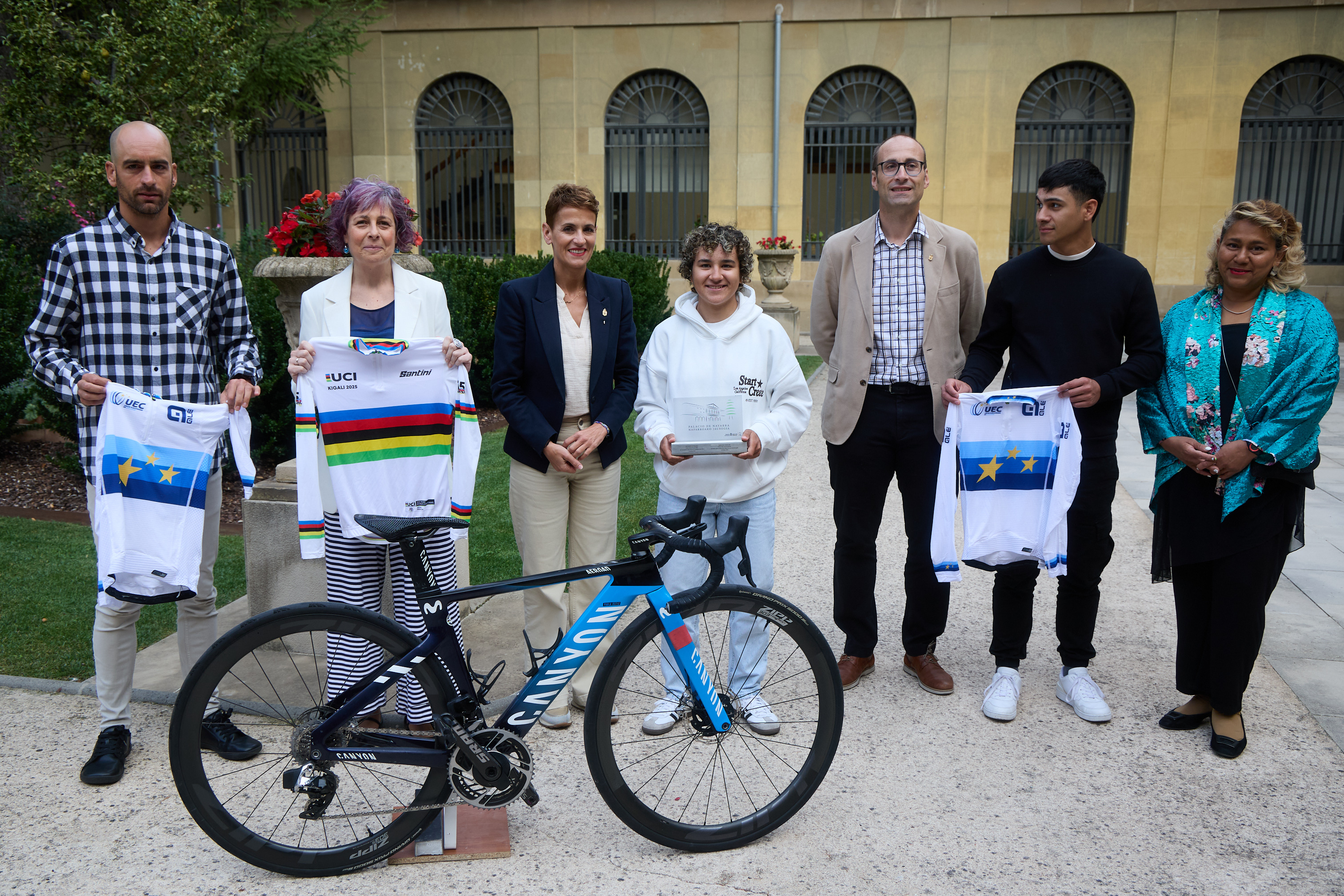imagen De izquierda a derecha: El entrenador Imanol Etxarri, la consejera Esnaola, la Presidenta Chivite, Paula Ostiz, el director gerente del INDAF, Jorge Aguirre y el hermano y la madre de la ciclista, Jessica Taco y Raúl Ostiz