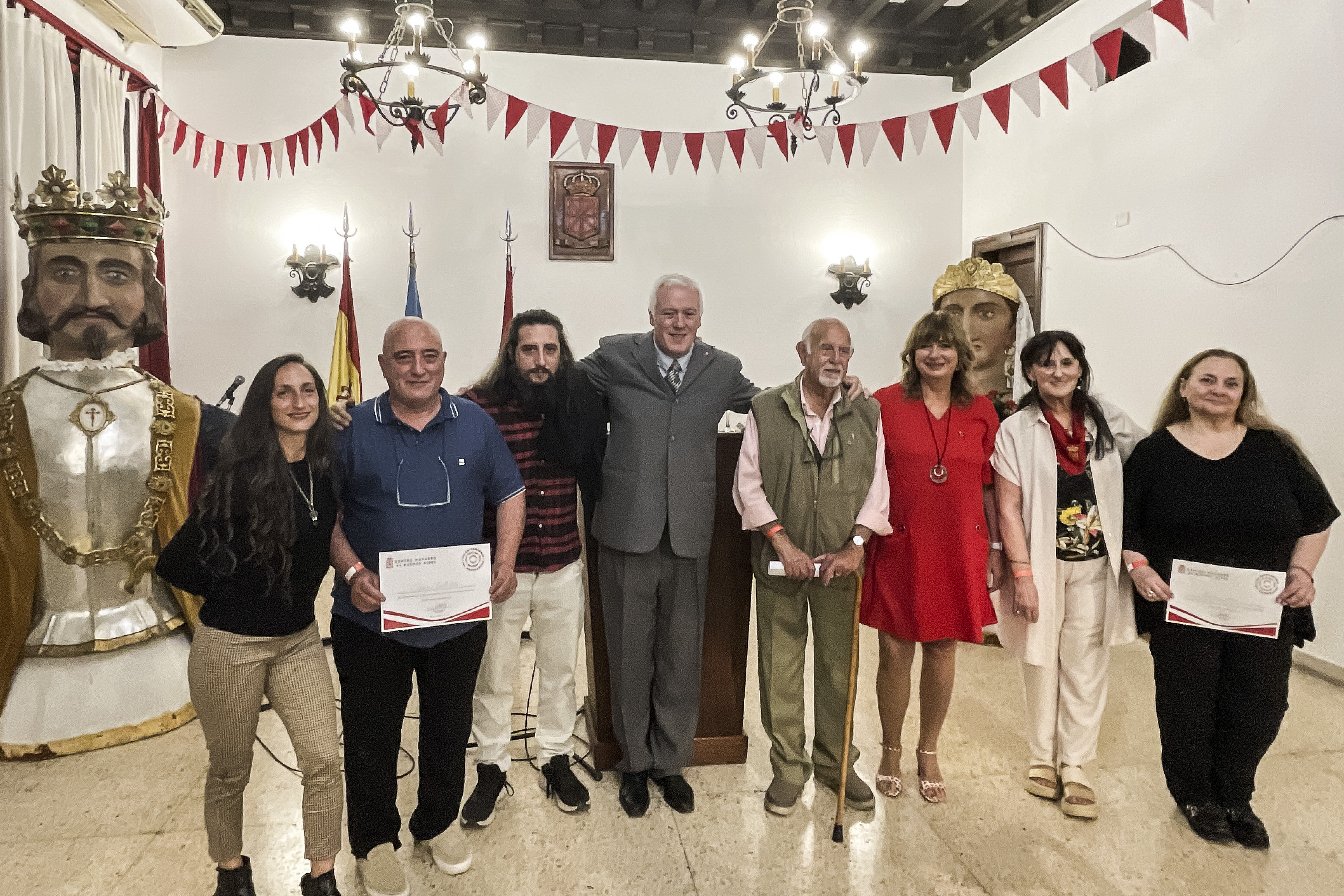 La vicepresidenta Ollo junto a Daniel Remondegui, pte. del Centro Navarro 
de Buenos Aires, y los miembros homenajeados por el 130º aniversario del 
hogar, descendientes de tres de los navarros fundadores: Laura Sanz, 
biznieta de Juan Sanz, primer presidente; Óscar Maisterra, nieto de Miguel 
Masiterra, natural de Orbaiceta, y primer secretario; y Crisanto Ayanz, 
nieto del primer vicepresidente y presidente a su vez del centro durante 11 
años.