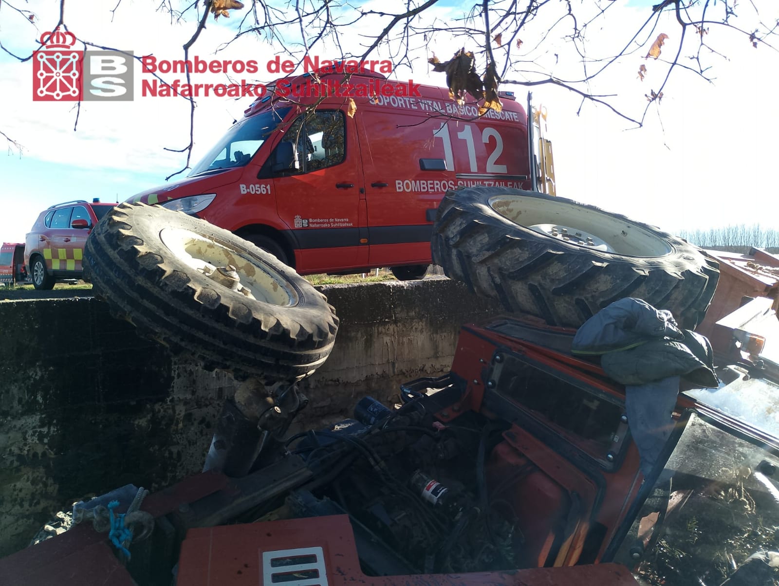 imagen Herido grave un hombre de 78 años tras volcar un tractor en Cáseda