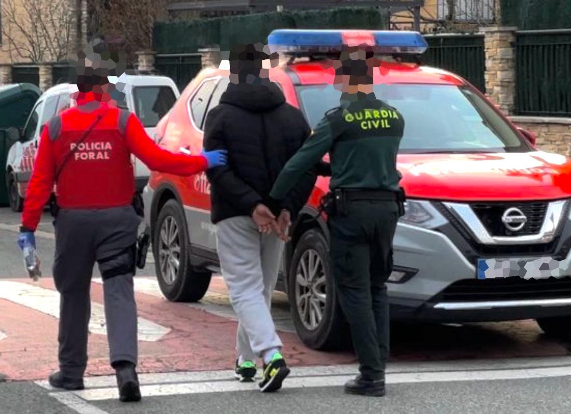 imagen Detenido en Cascante por robo con fuerza, hurto de vehículo y daños.