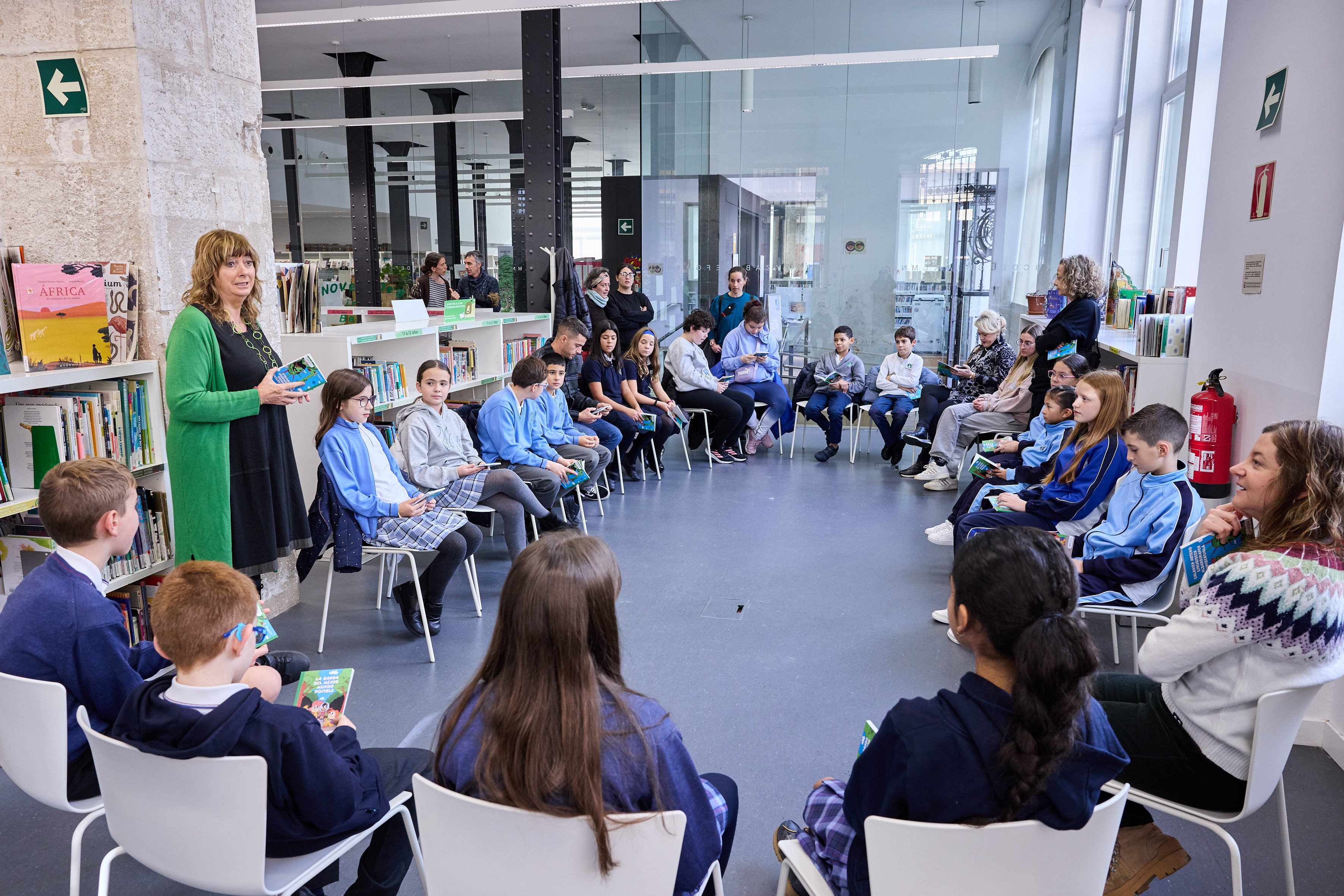 imagen La vicepresidenta Ollo, junto a los alumnos y alumnas participantes