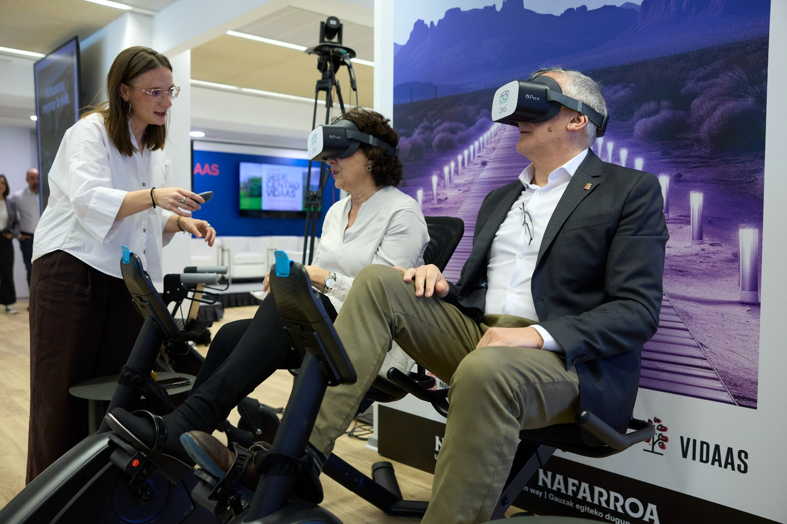 El vicepresidente Taberna y la consejera Maeztu, en su reciente visita al 
‘showroom tecnológico’ del centro VidAAS.