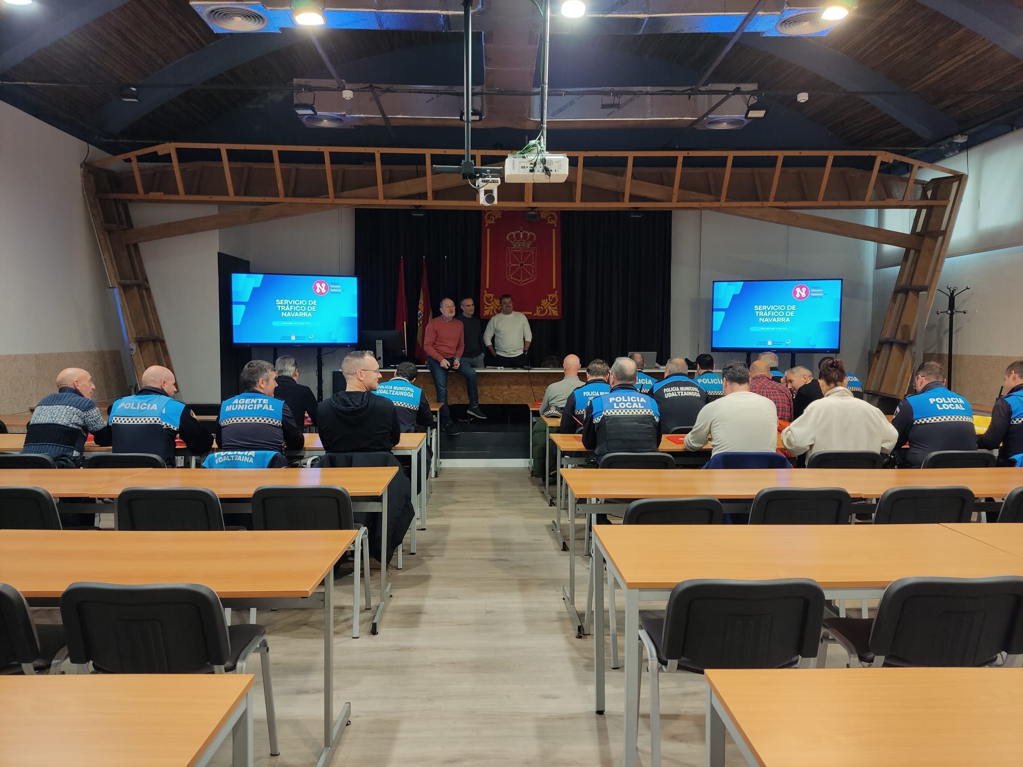 imagen Tráfico Navarra presenta a las policías locales el Pacto por la Movilidad Segura y Sostenible