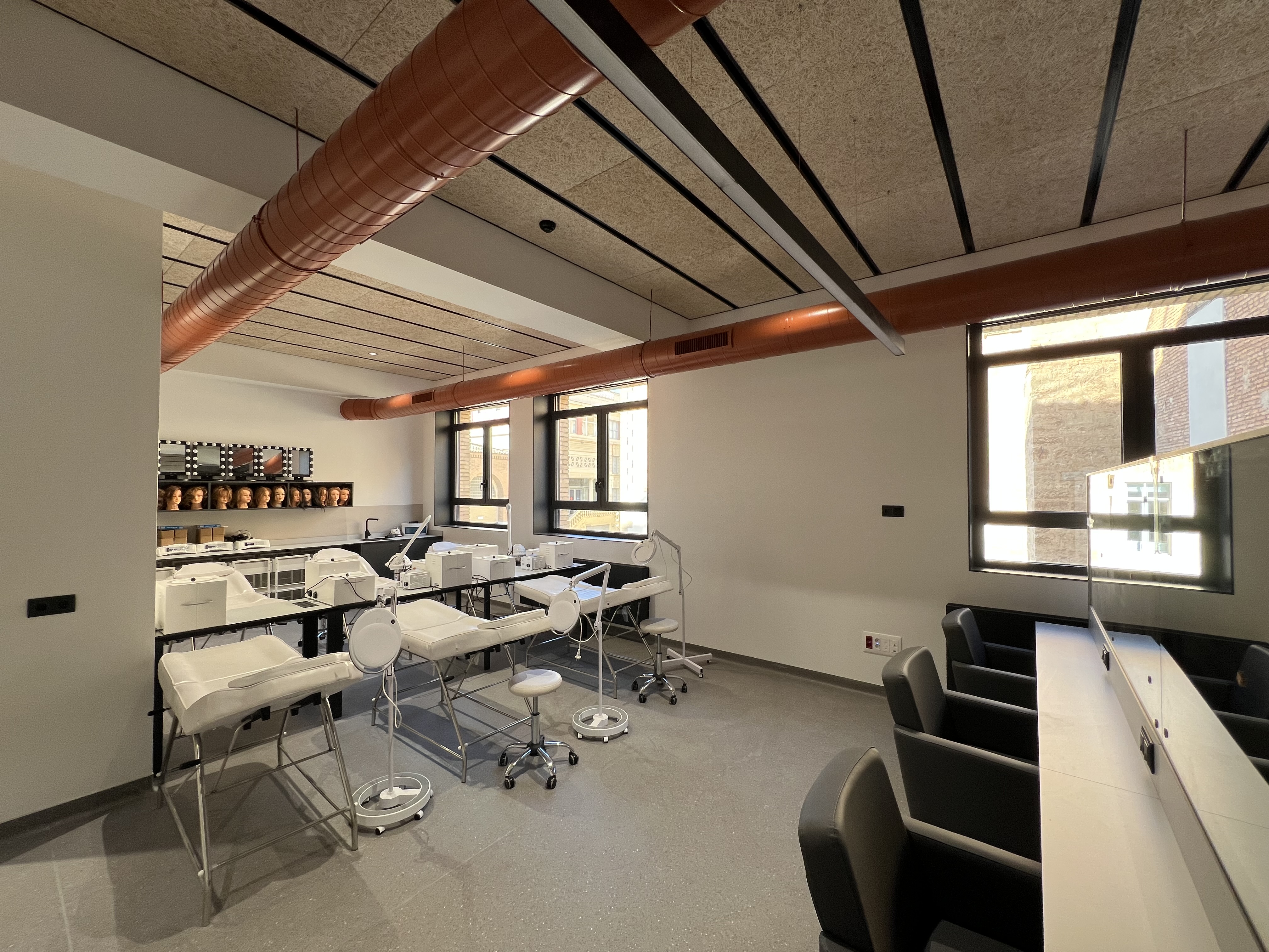 imagen El alumnado de los ciclos de cuidado personal de ETI San Juan de Tudela ‘estrena’ hoy lunes las nuevas instalaciones docentes