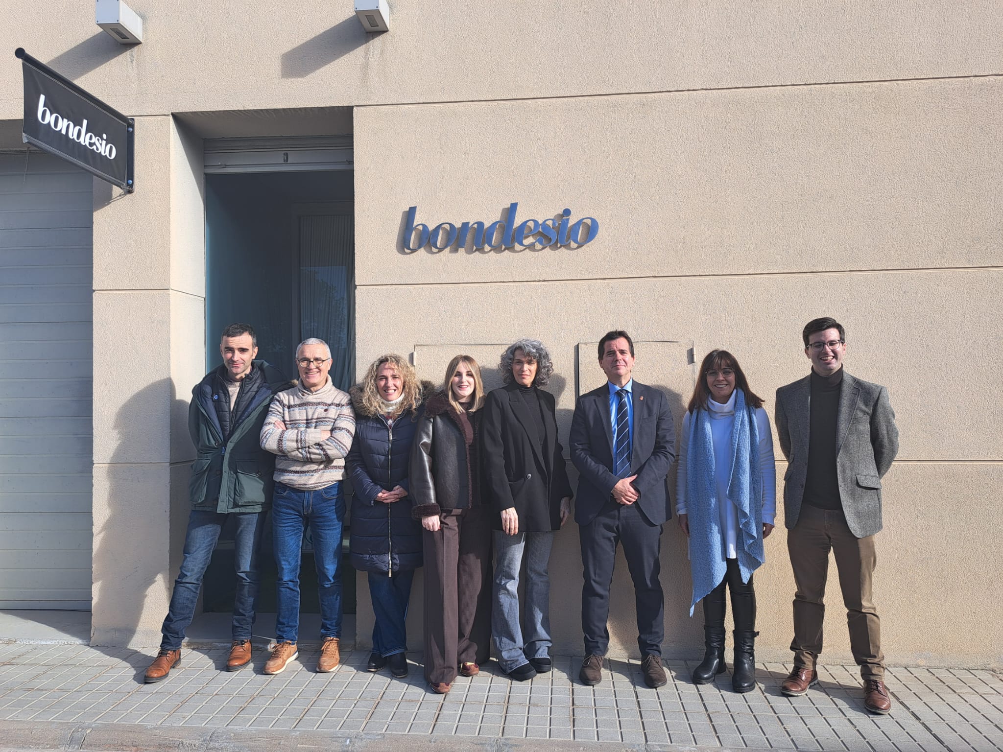 imagen El consejero Irujo y el director general de Comercio, Pablo Ezkurra, junto a representantes de Bondesio en su visita a la empresa.&nbsp;
