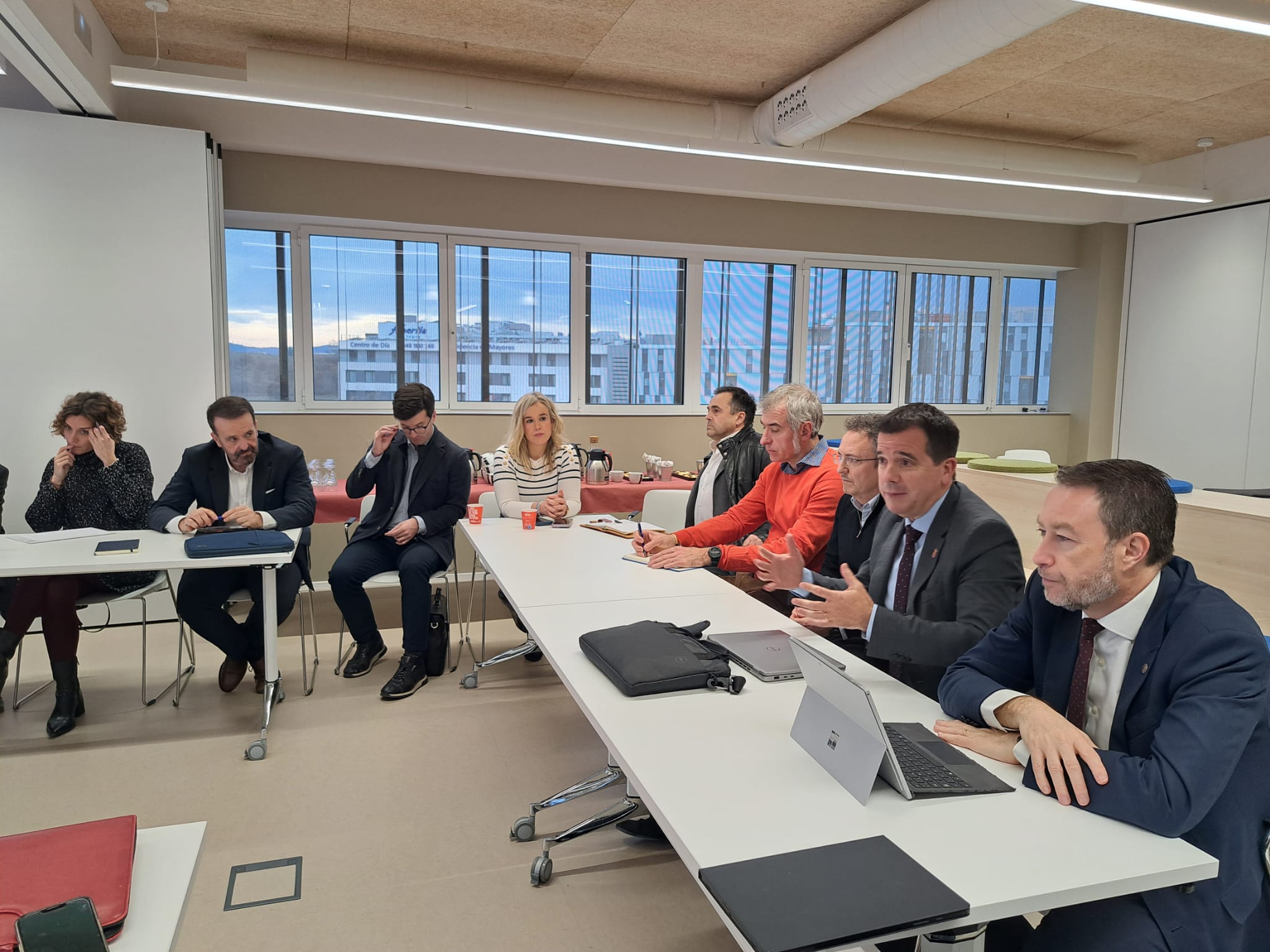 imagen El consejero Irujo durante su intervención, el rector de la Universidad Pública de Navarra (UPNA), Ramón Gonzalo, directores generales y otras personas miembros del Comité de la S4. 