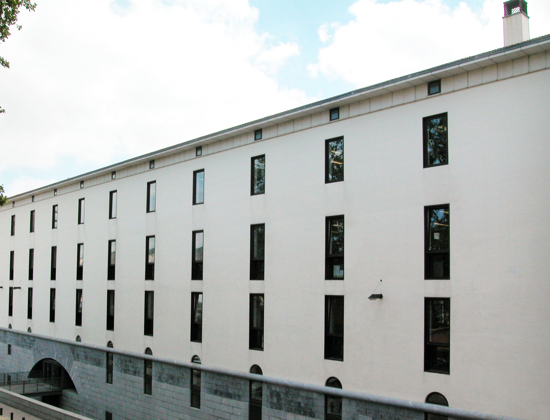 imagen Educación condena las movilizaciones contra una profesora vividas en las últimas horas en el colegio Virgen Blanca de Huarte