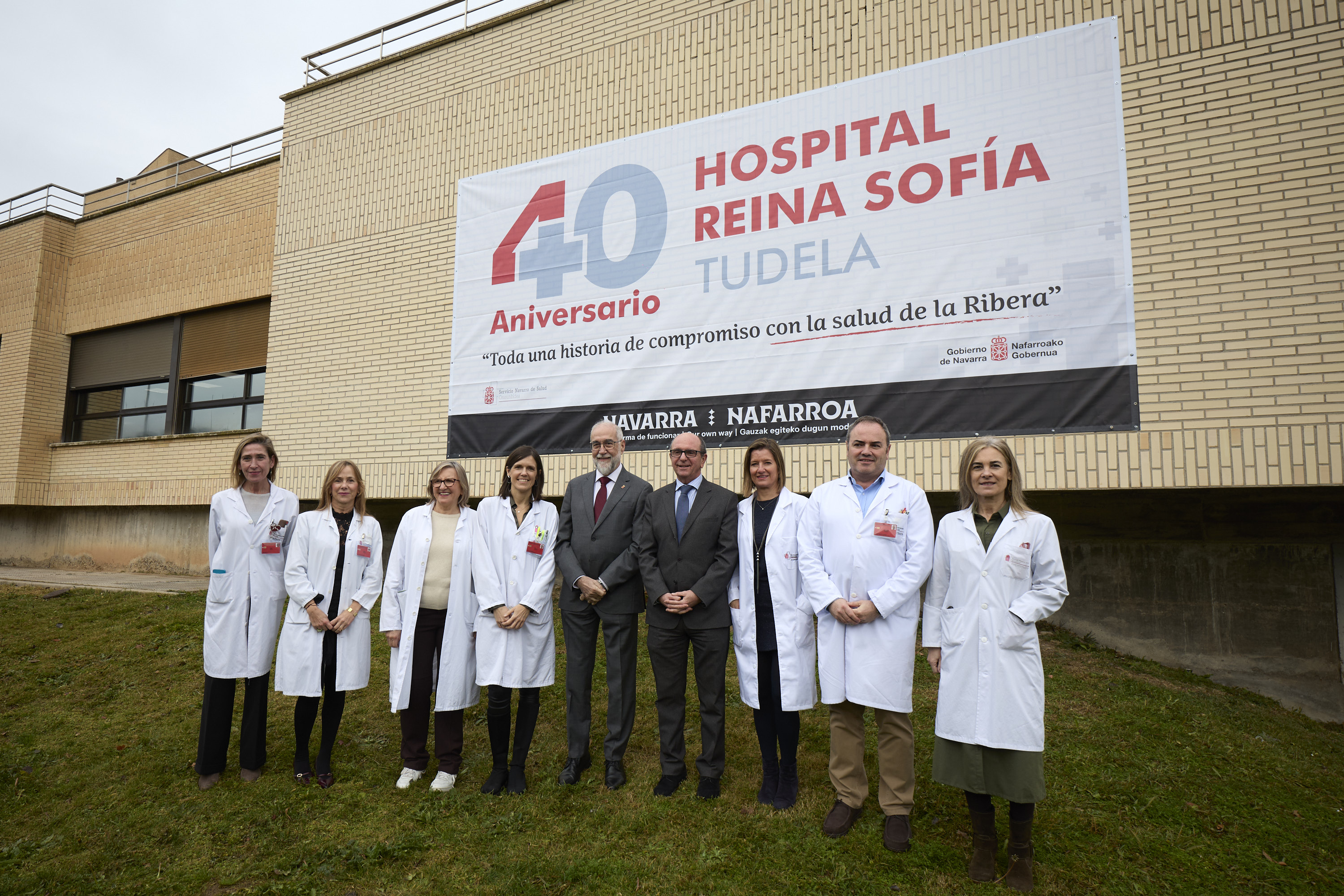 imagen El consejero de Salud, Fernando Domínguez, junto al director gerente del SNS-O, Jon Guajardo, y la gerente del Área de Salud de Tudela, Ana Campillo, y personal del centro en la presentación del 40 aniversario del Hospital Reina Sofía de Tudela.&nbsp;