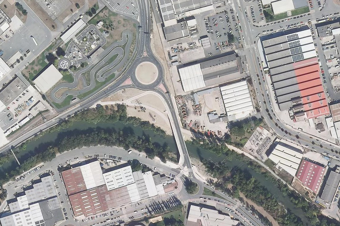 imagen Nuevo puente de acceso al polígono de Landaben desde Barañáin, ya visible en la actualización de la ortofotografía de 2025. 