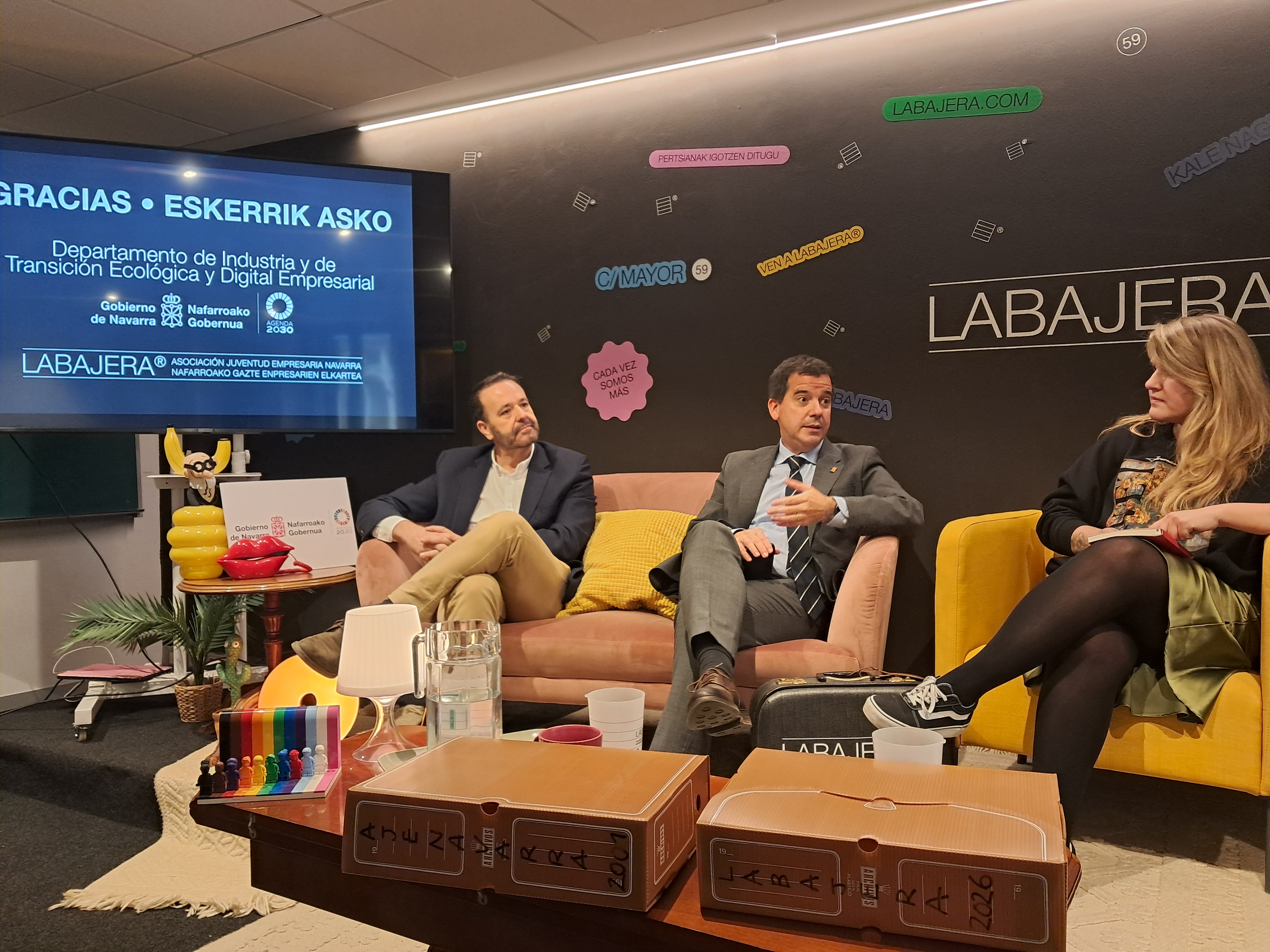 De izda a dcha: el director general Arruti, el consejero Irujo y la gerente 
de LABAJERA, Adriana Eransus. 