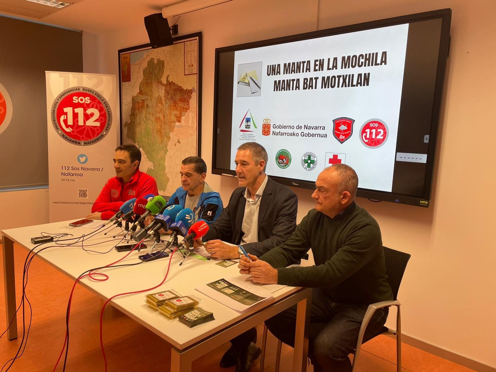 En la imagen, de izquierda a derecha: el responsable del Grupo de Rescate 
Técnico del Servicio de Bomberos / Nafarroako Suhiltzaileak, Juantxo 
Cisneros; el vicepresidente y vocal de Seguridad de la Federación Navarra 
de Deportes de Montaña, Martín Montañés; el director general de Interior, 
Salvador Díez y el director del Servicio de Emergencias, Prevención y 
Protección Civil, José Joaquín Pascual.