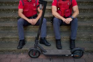 <p>Foto de archivo de agentes&nbsp;con un VMP recuperado</p>
